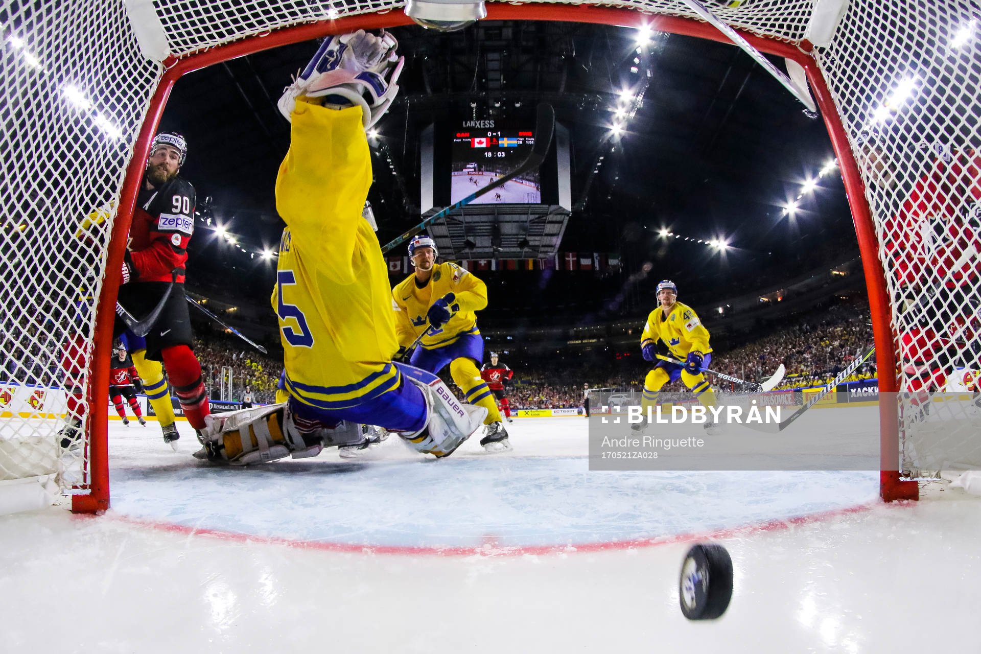 Kanadas Ryan O’Reilly gör 1-1 bakom Sveriges målvakt