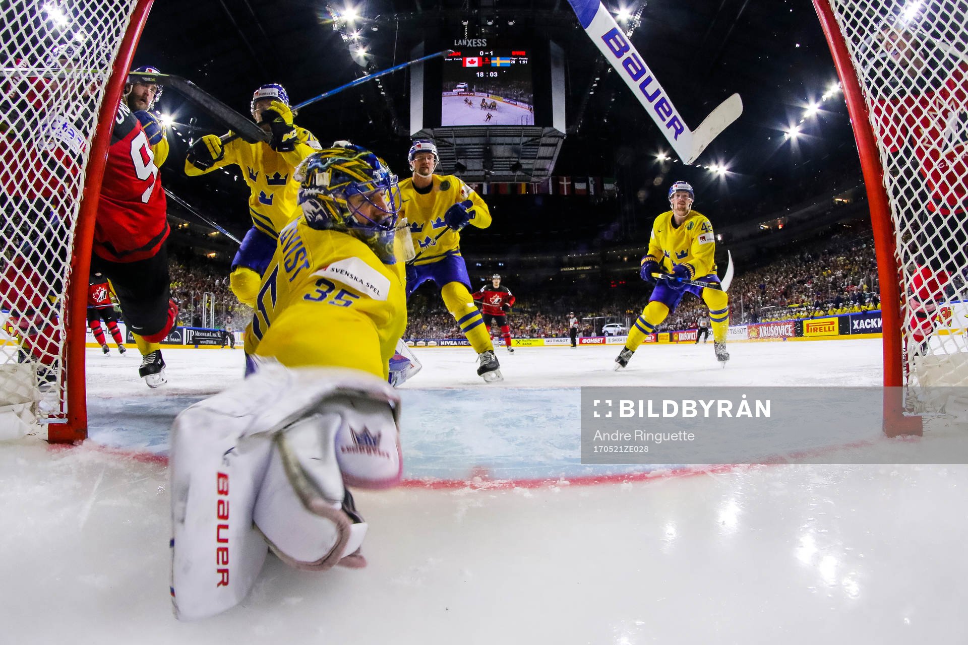 Kanadas Ryan O’Reilly gör 1-1 bakom Sveriges målvakt