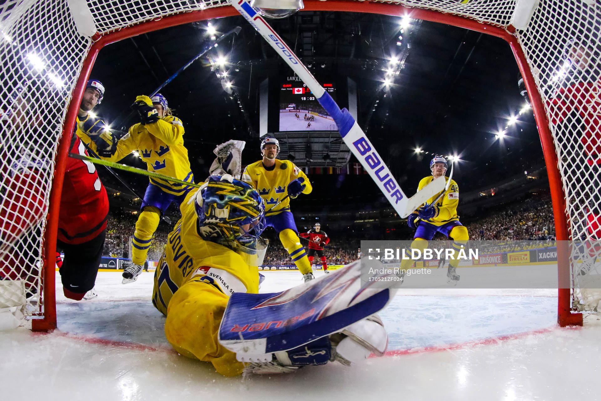 Kanadas Ryan O’Reilly gör 1-1 bakom Sveriges målvakt