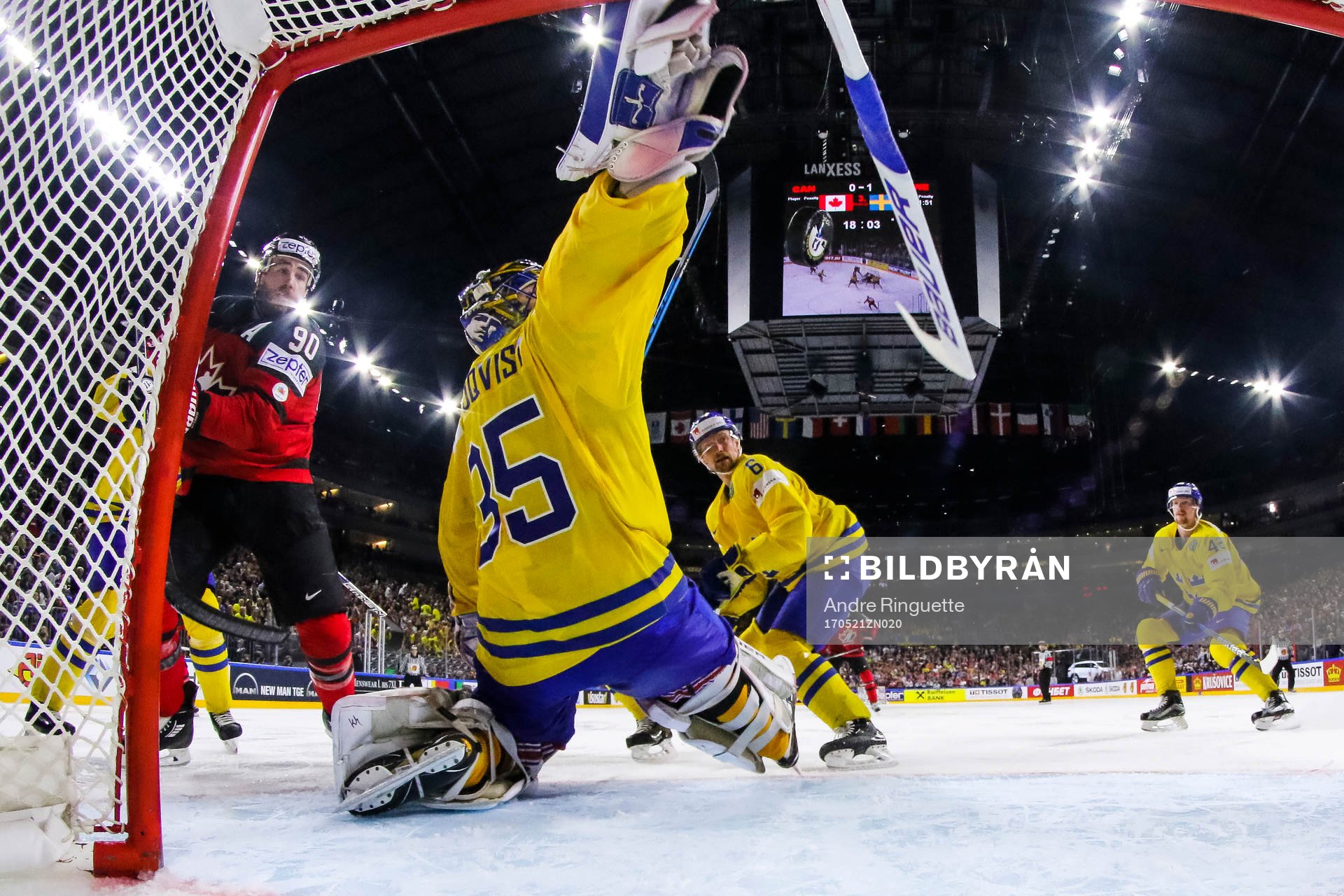 Kanadas Ryan O’Reilly gör 1-1 bakom Sveriges målvakt