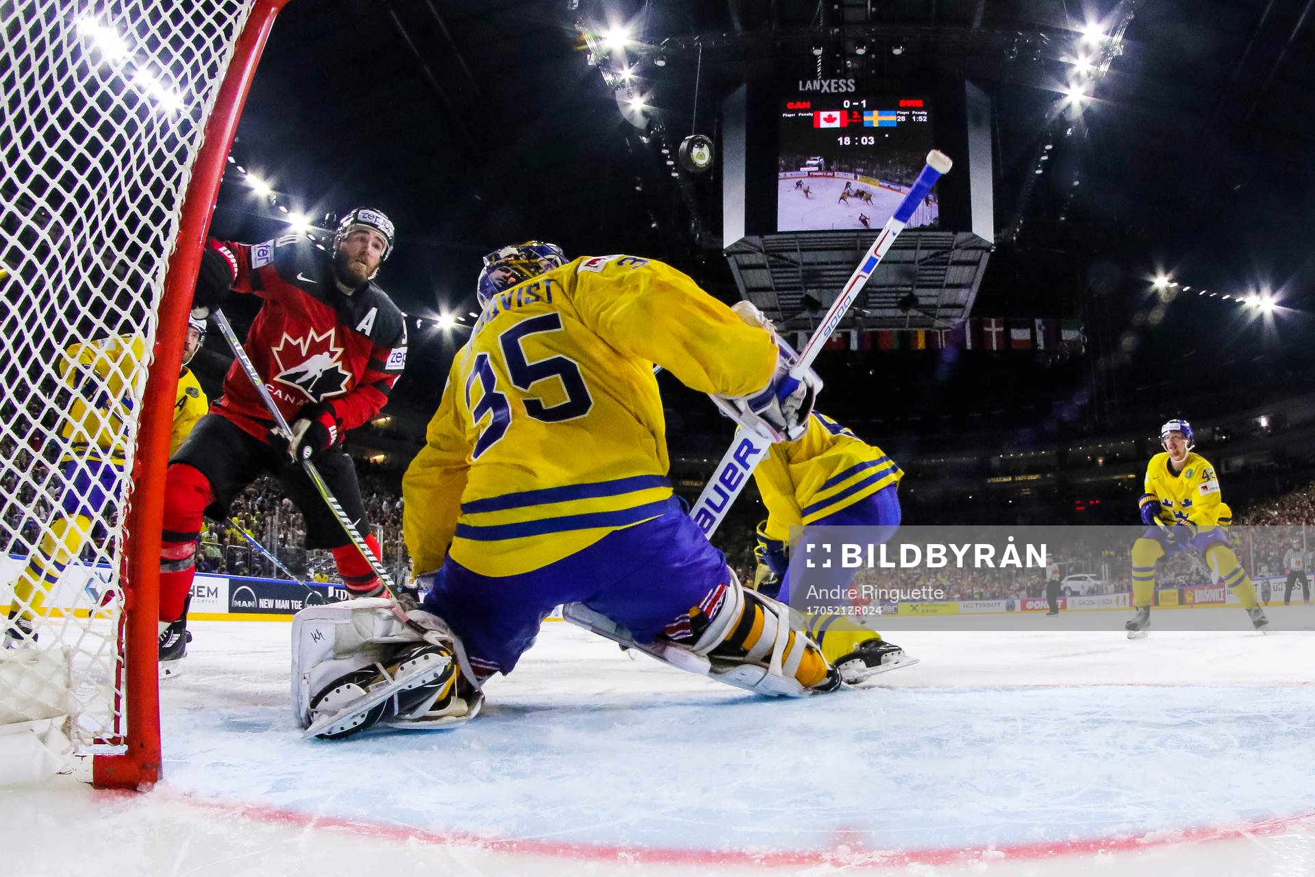 Kanadas Ryan O’Reilly gör 1-1 bakom Sveriges målvakt