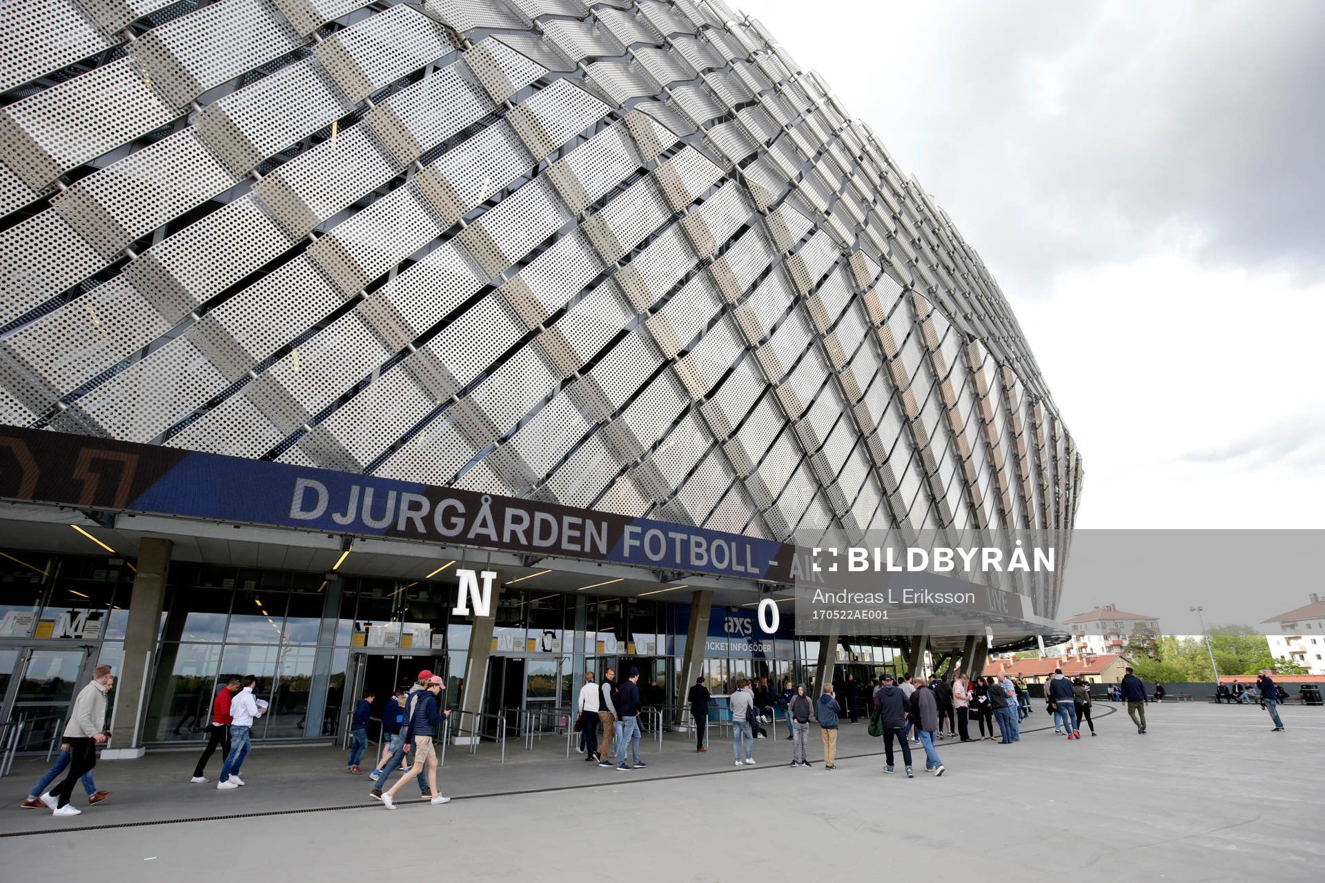 Utanför Tele2 arena