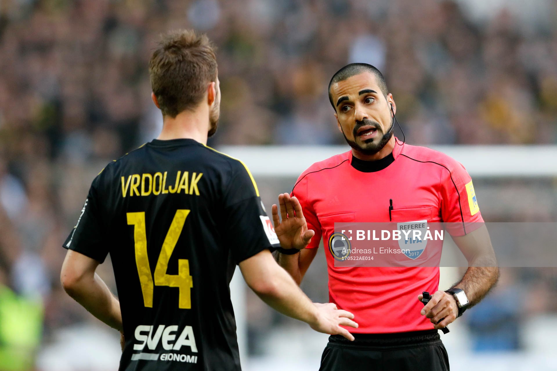 s Stipe Vrdoljak får en tillsägelse av domare Mohammed