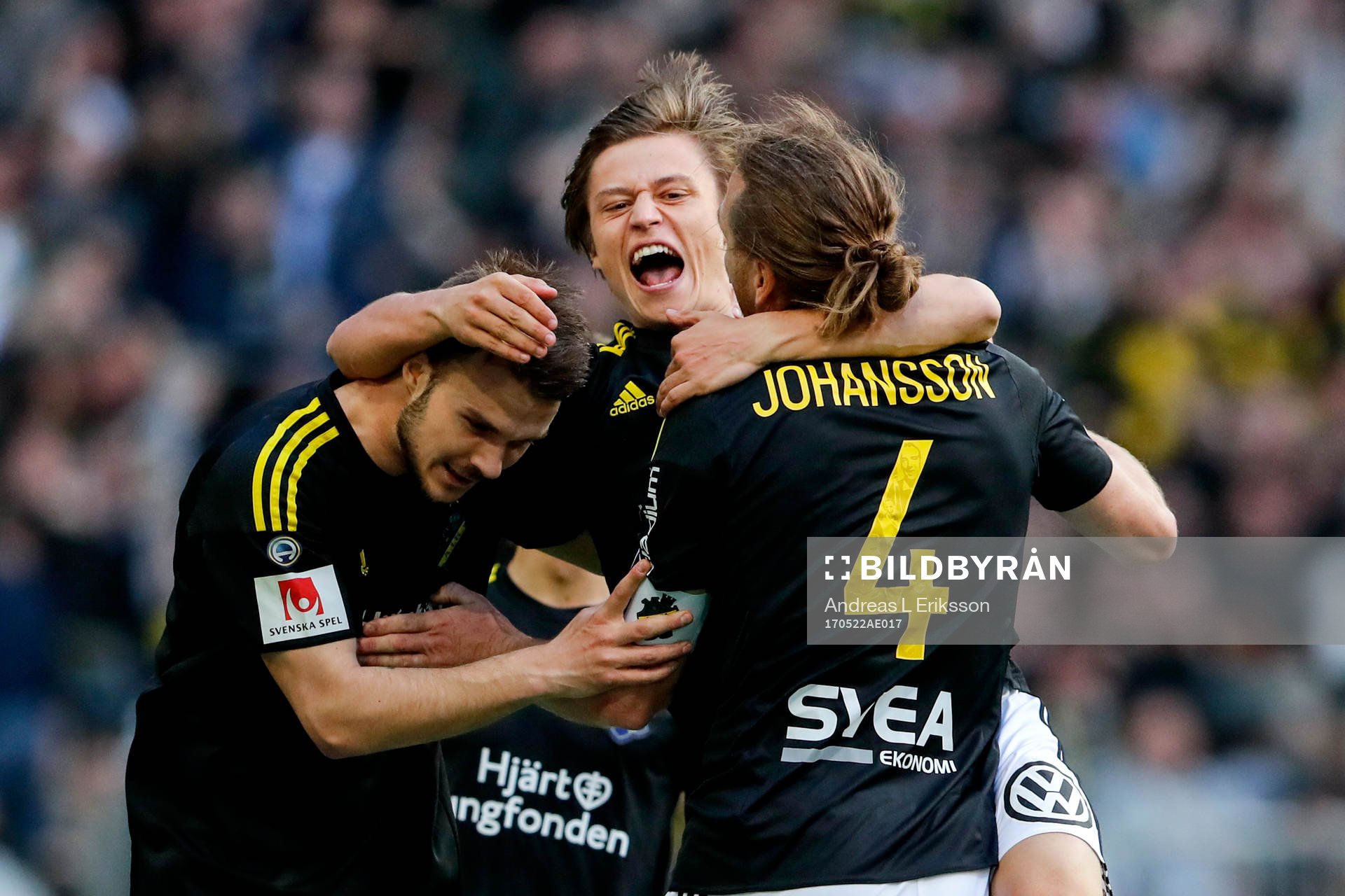 s Simon Thern jublar med lagkamrater