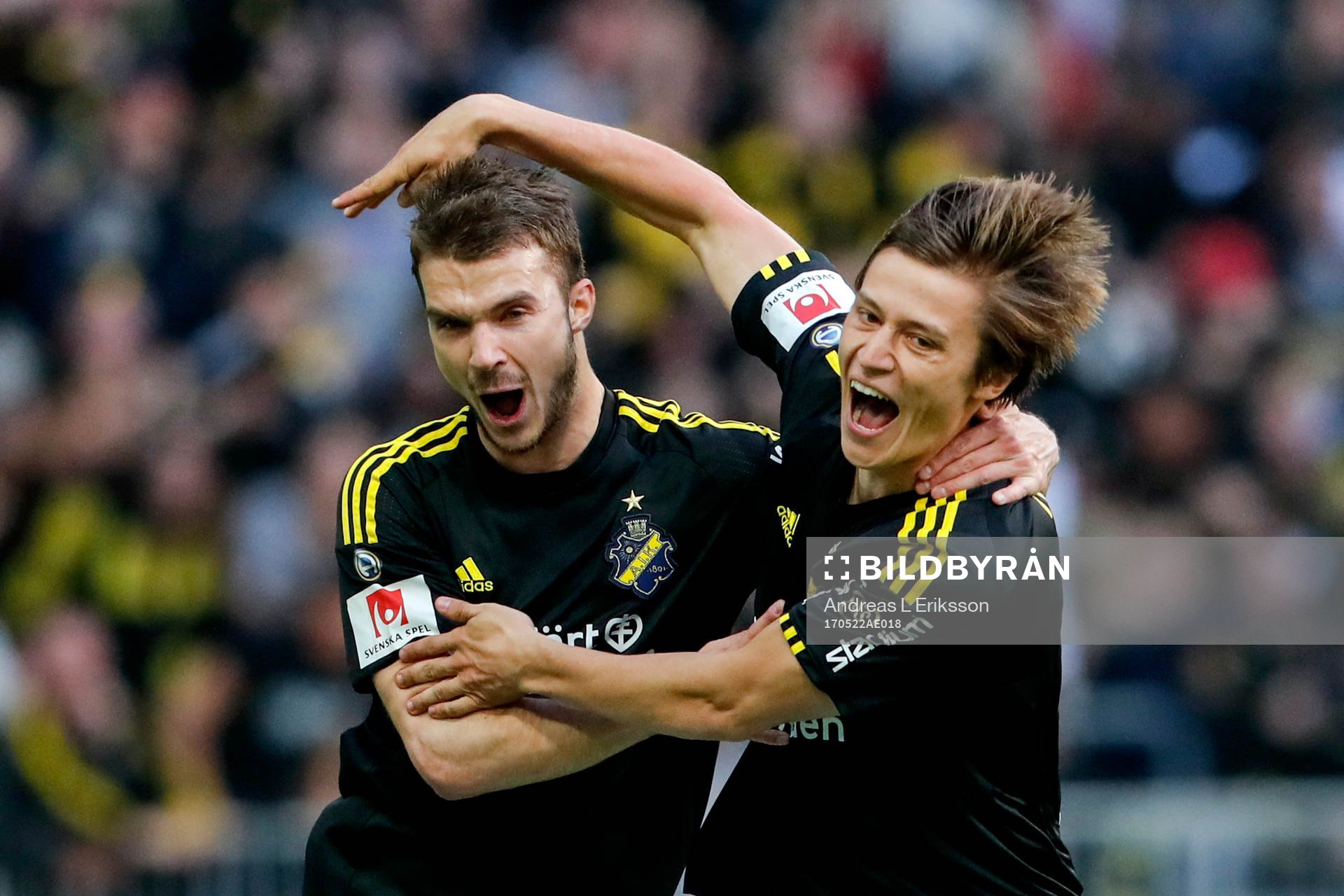 s Simon Thern jublar med lagkamrater