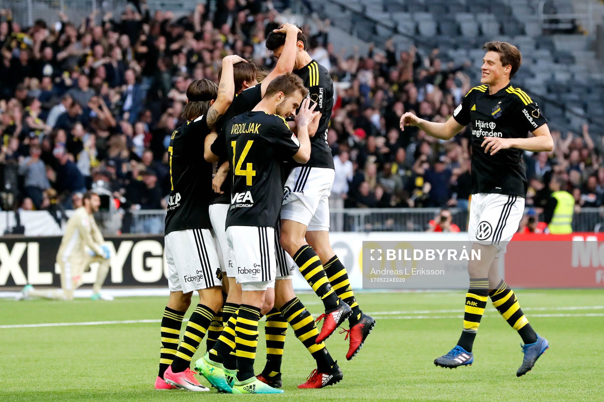 s Simon Thern jublar med lagkamrater