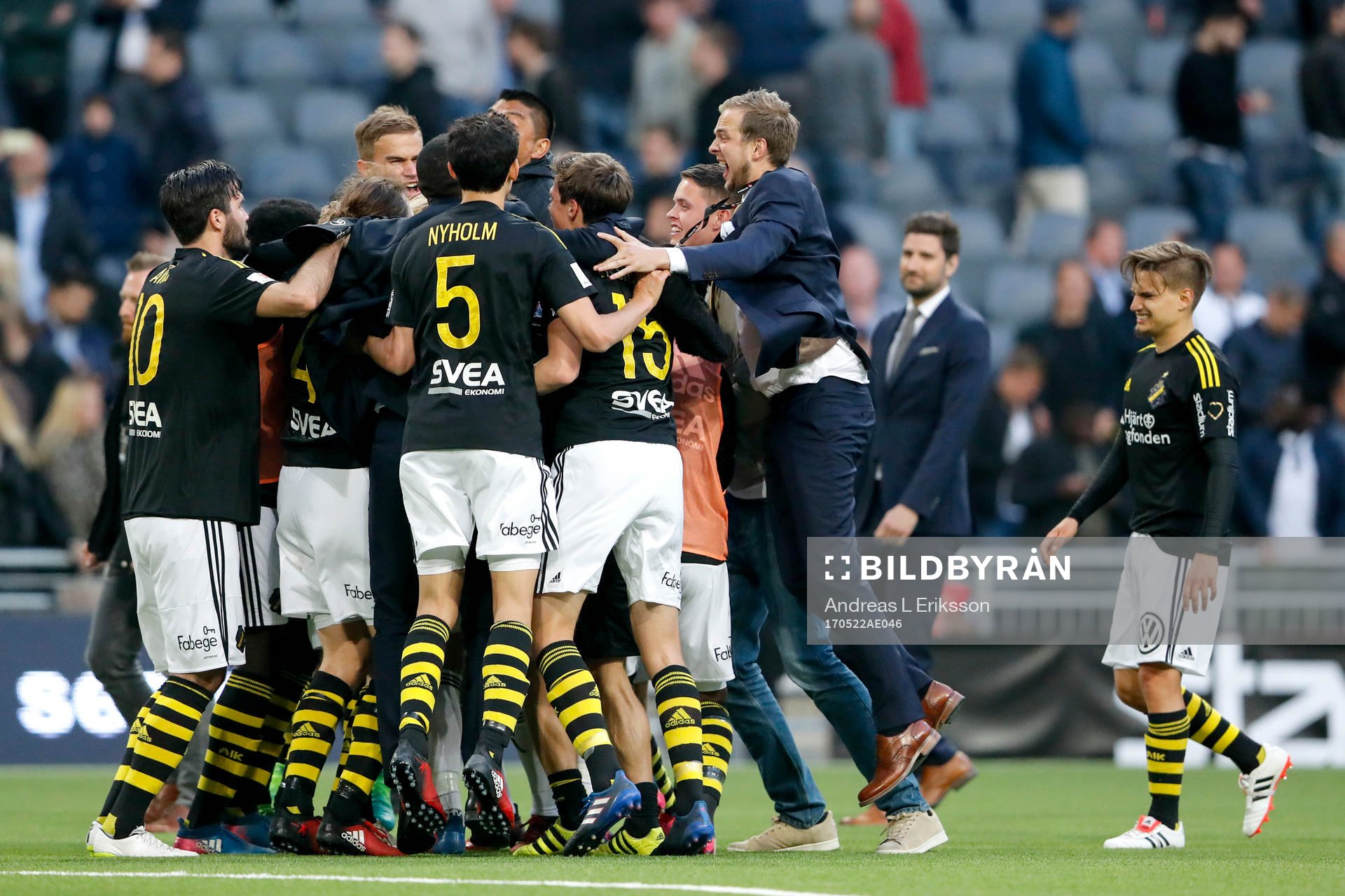 AIK:s spelare jublar efter fotbollsmatchen i Allsvenskan mellan Djurgården och AIK den 22 maj 2017 i Stockholm. 