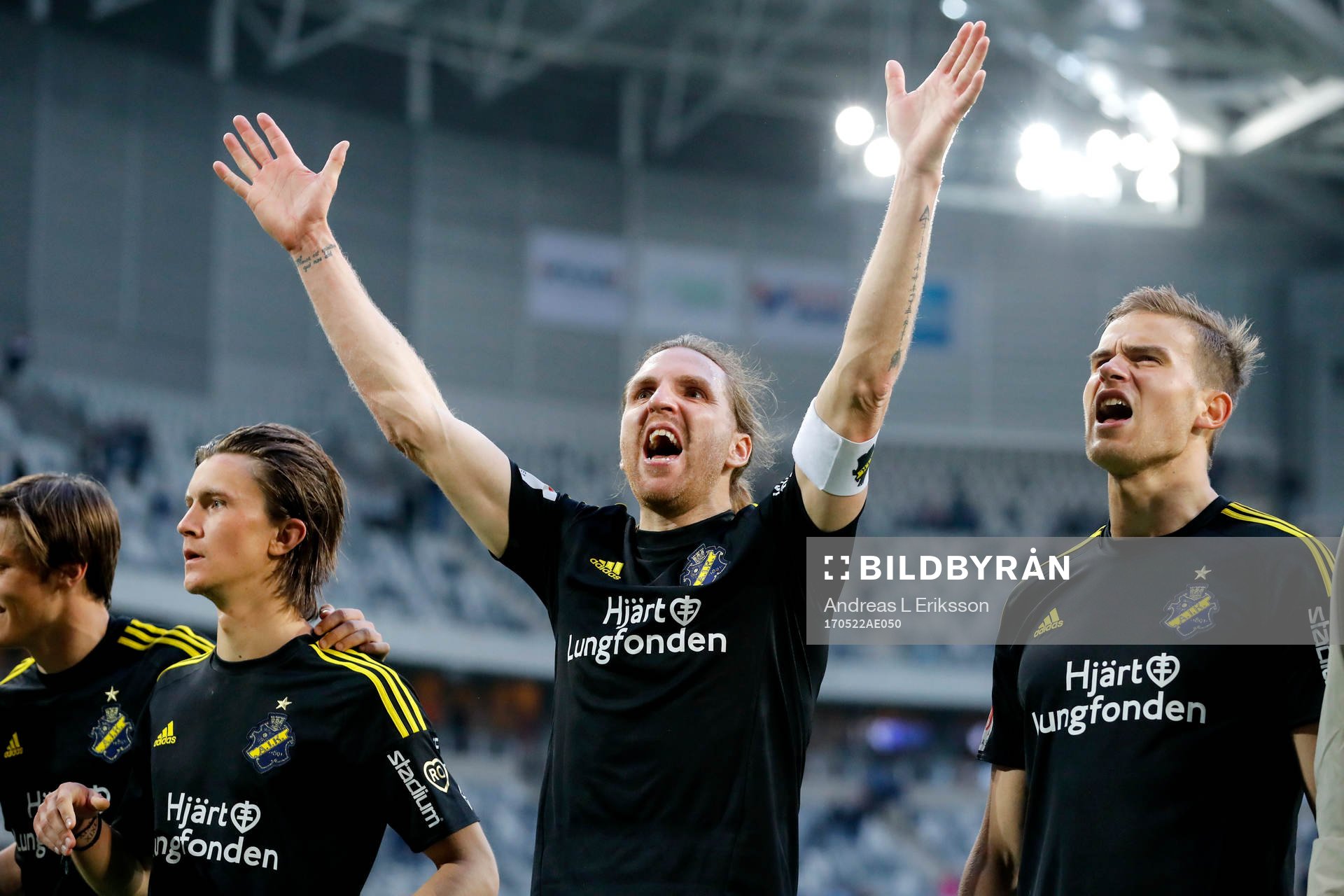 AIK:s Nils-Eric Johansson jublar efter fotbollsmatchen i Allsvenskan mellan Djurgården och AIK den 22 maj 2017 i Stockholm. 