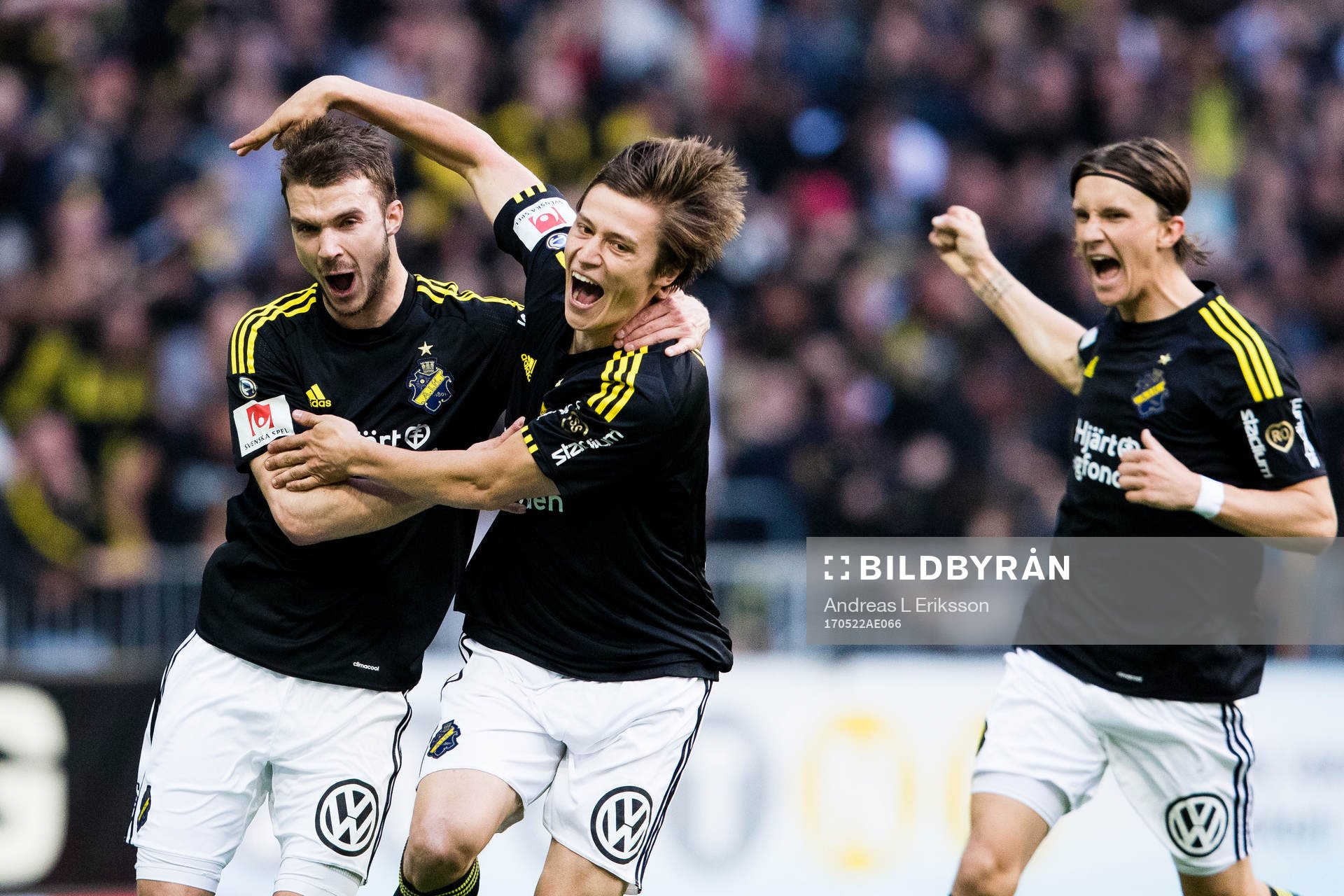 s Stipe Vrdoljak, Simon Thern och Kristoffer Olsson jublar
