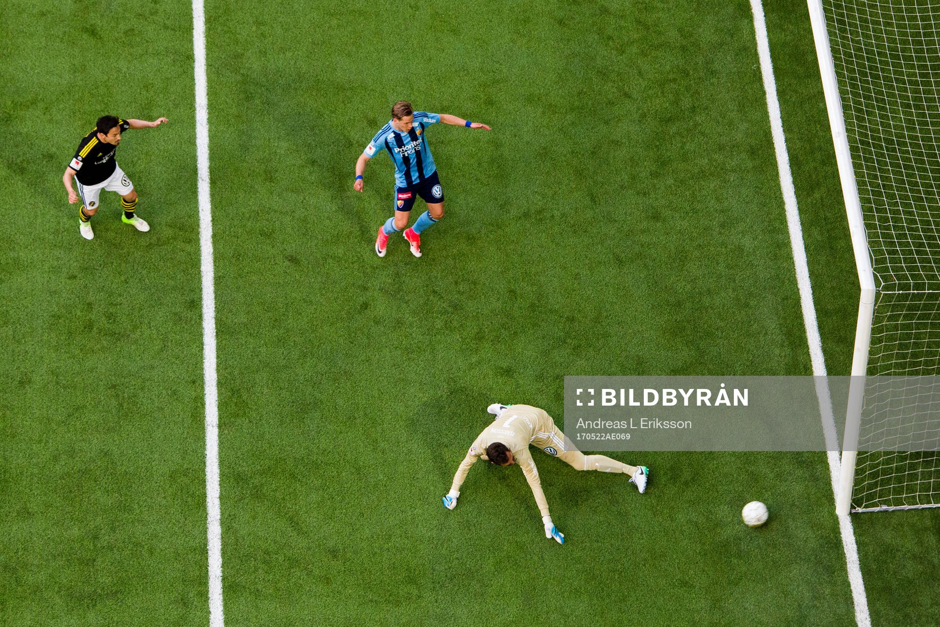 s Stefan Ishizaki och Djurgårdens Felix Beijmo ser hur