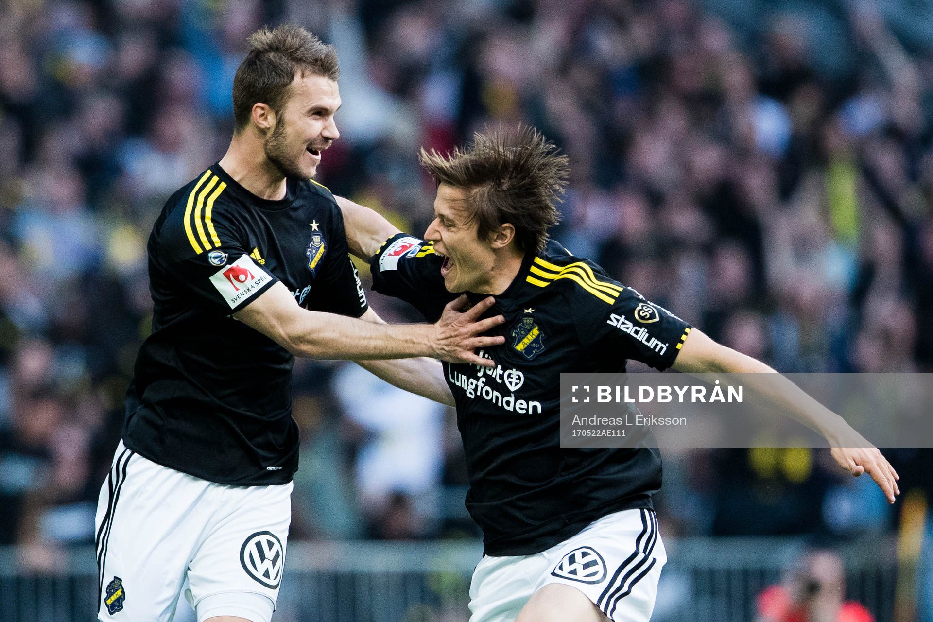 s Stipe Vrdoljak och Simon Thern jublar