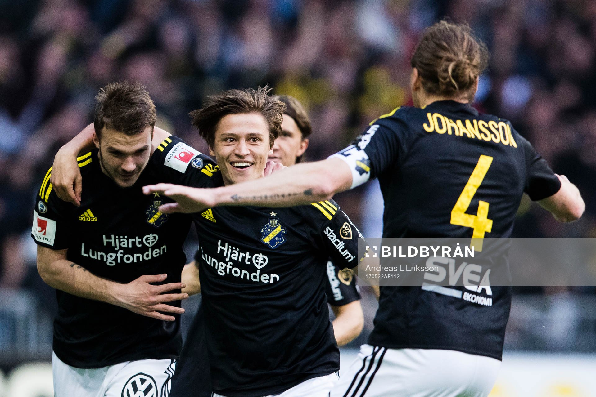 s Stipe Vrdoljak och Simon Thern jublar