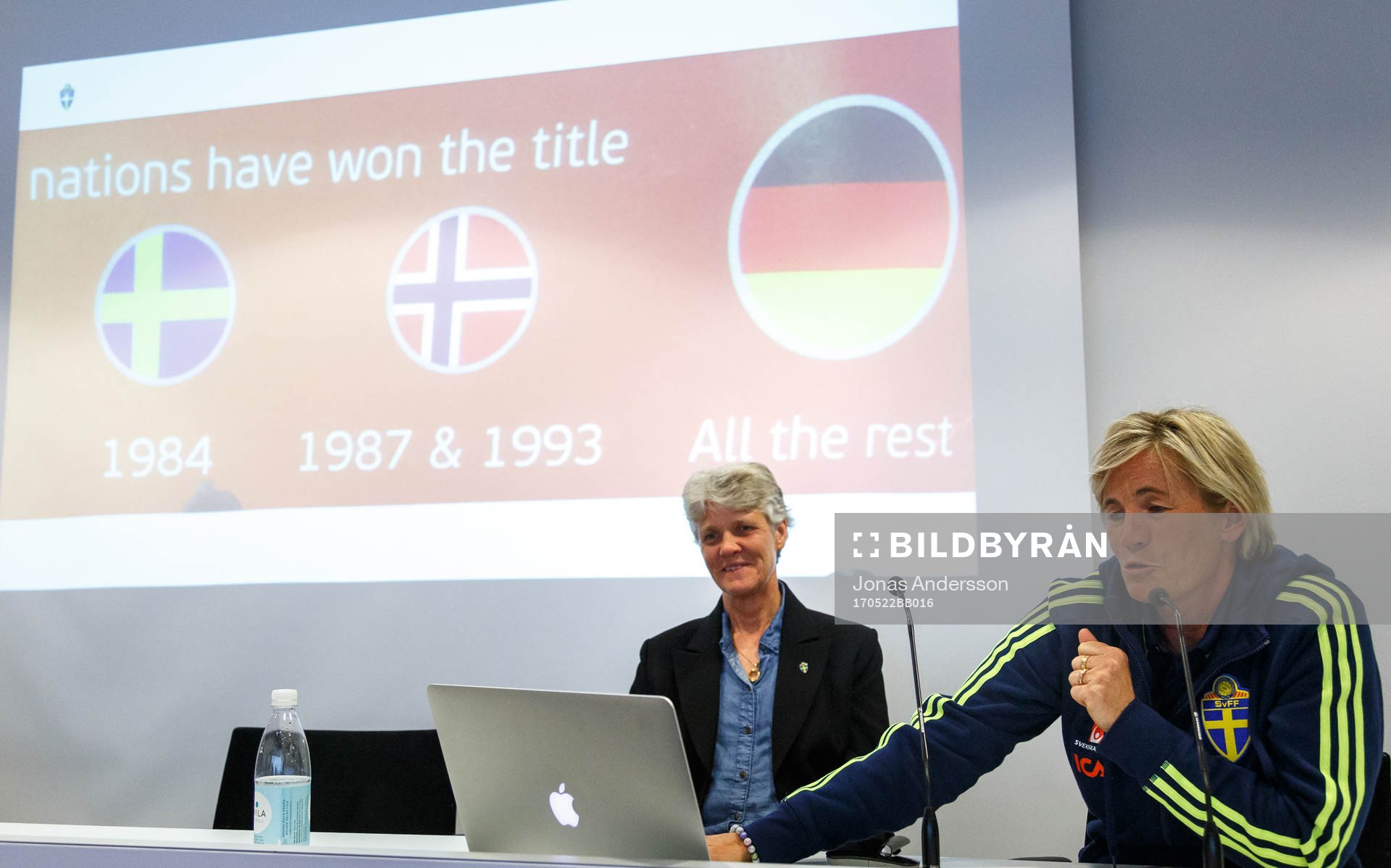 Assisterande förbundskapten Lilie Persson visar en bild