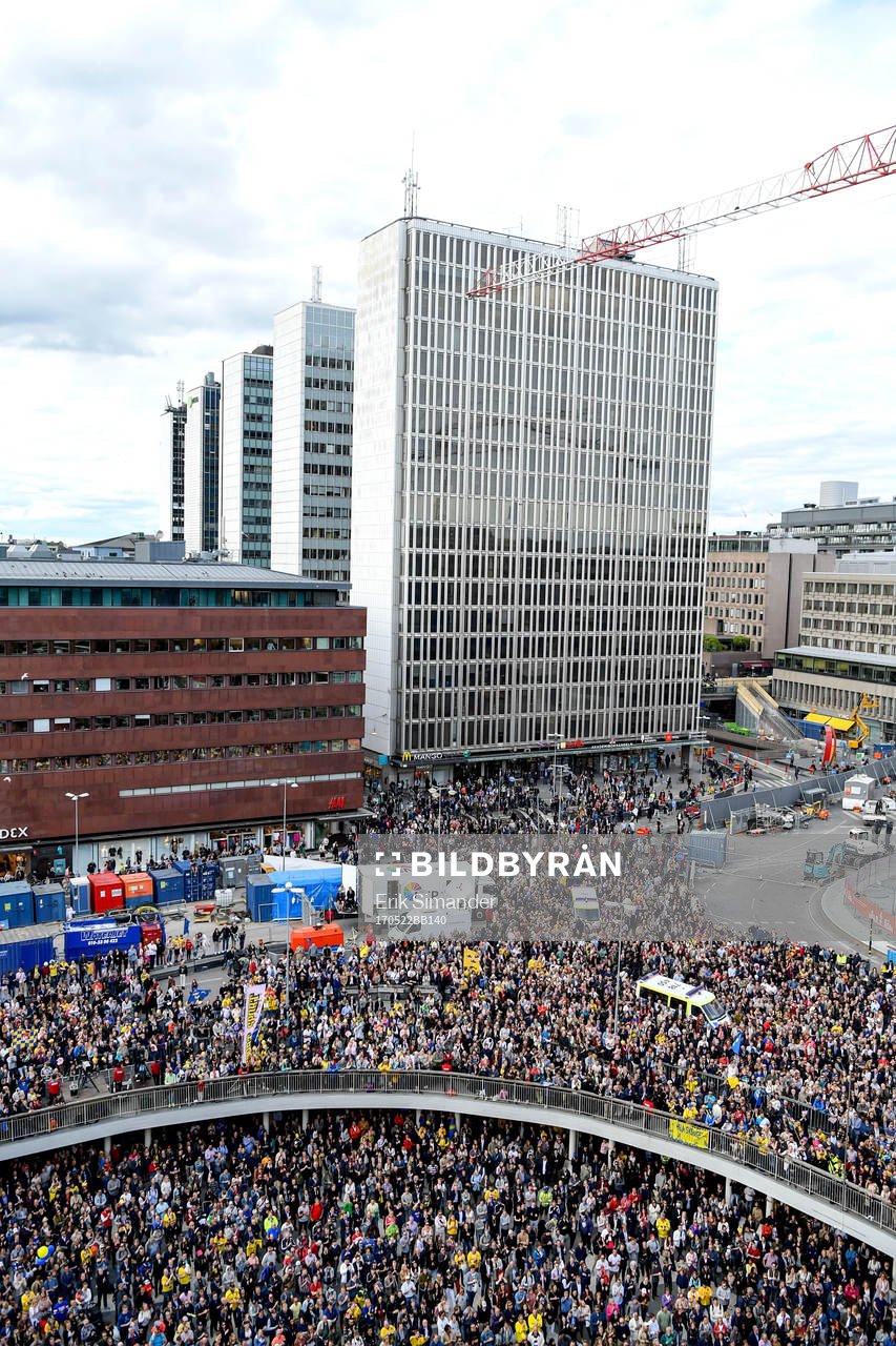 Mycket folk på Sergels torg när Sveriges landslag i