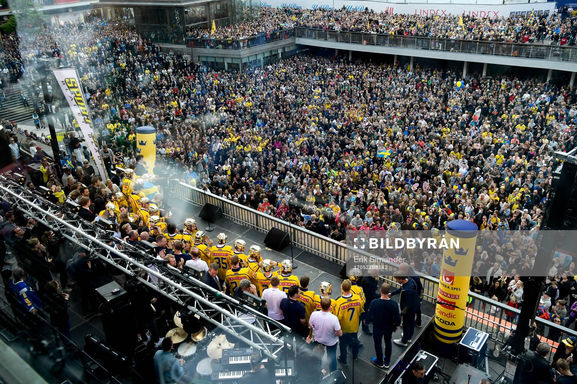 Laget på Sergels torg när Sveriges landslag i ishockey