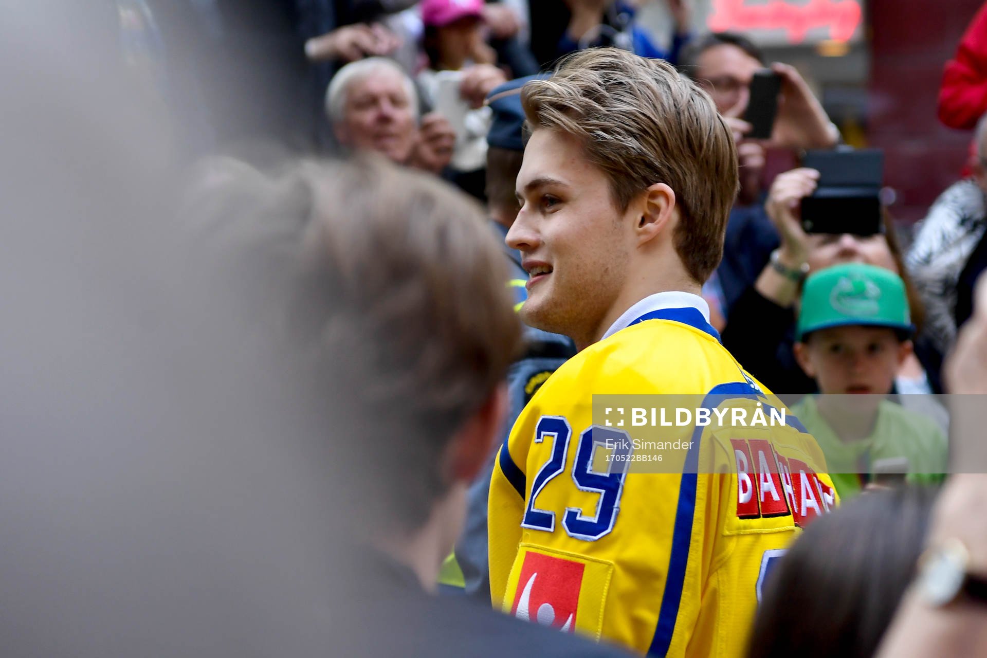 William Nylander på Sergels torg när Sveriges landslag i