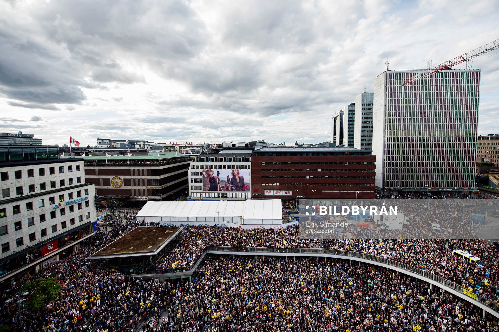 Folk samlas på Sergels torg när Sveriges landslag i
