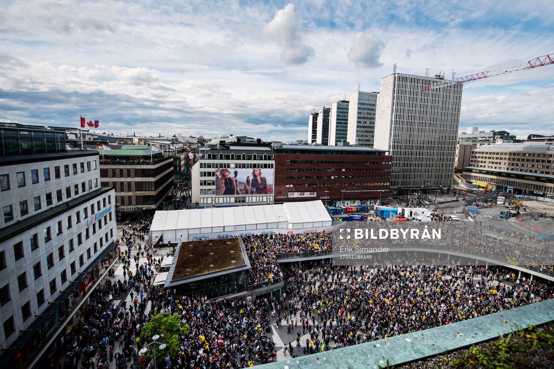 Folk samlas på Sergels torg när Sveriges landslag i