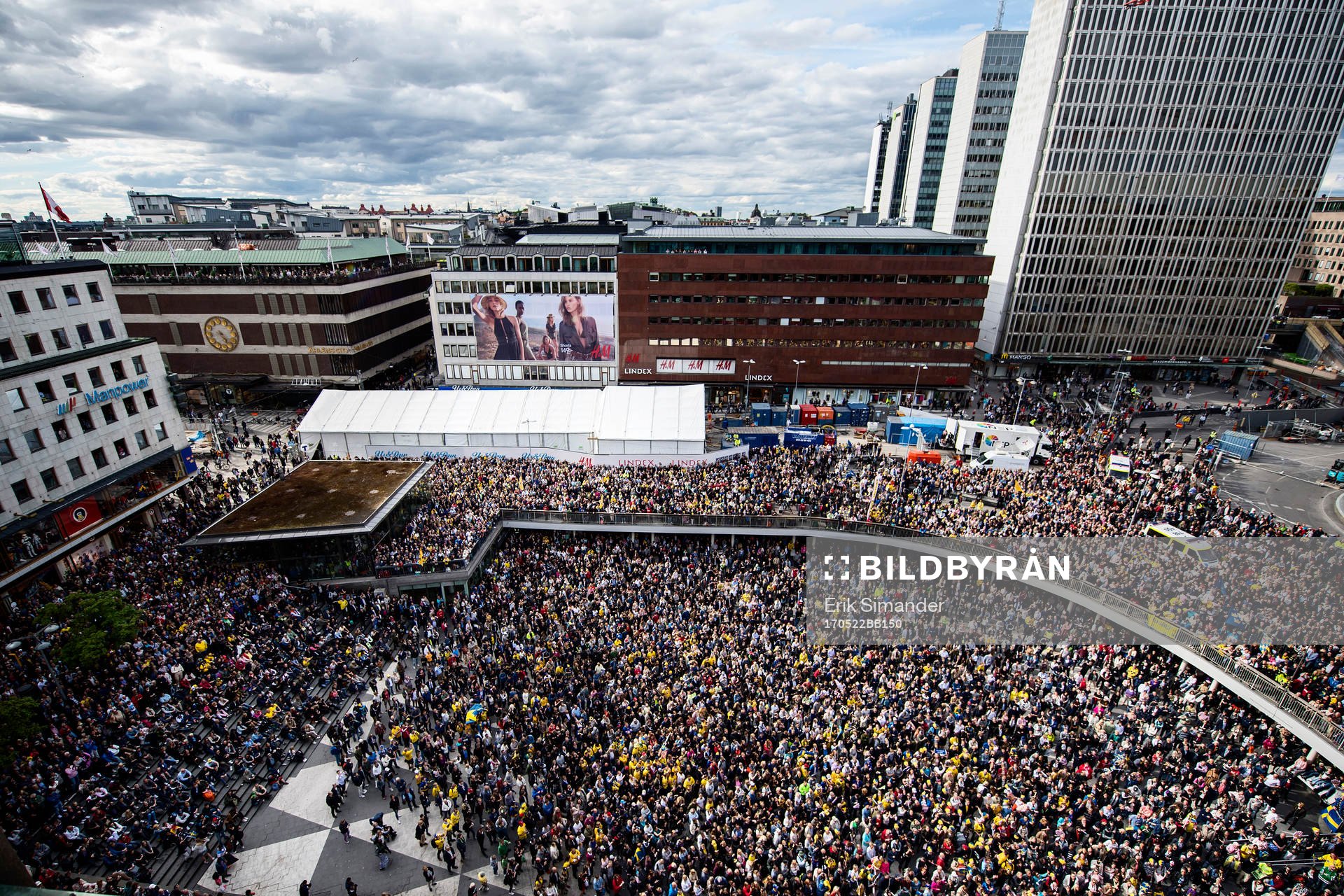 Folk samlas på Sergels torg när Sveriges landslag i