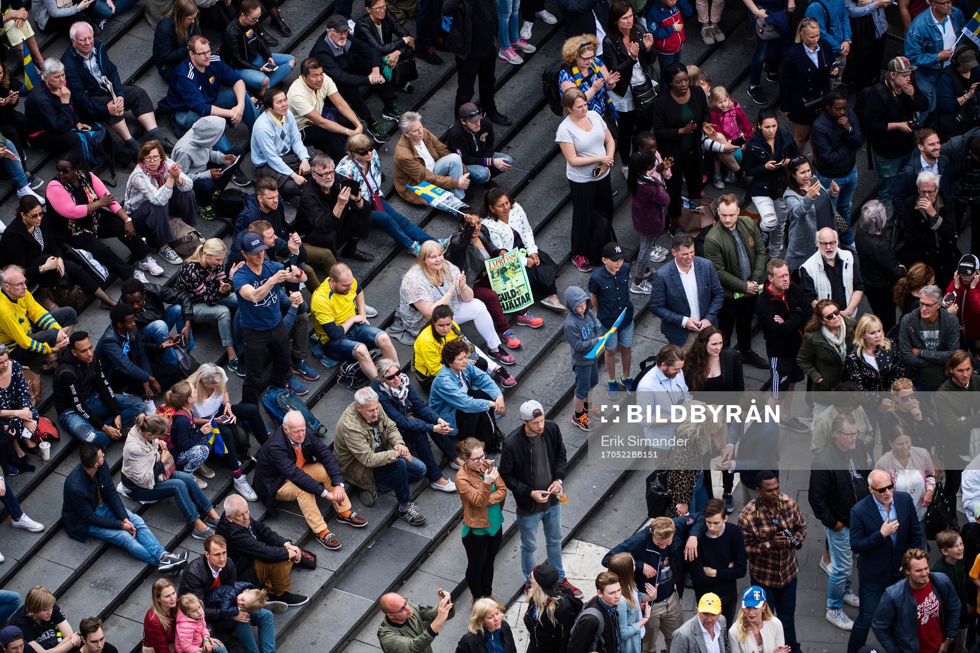 Folk samlas på Sergels torg när Sveriges landslag i