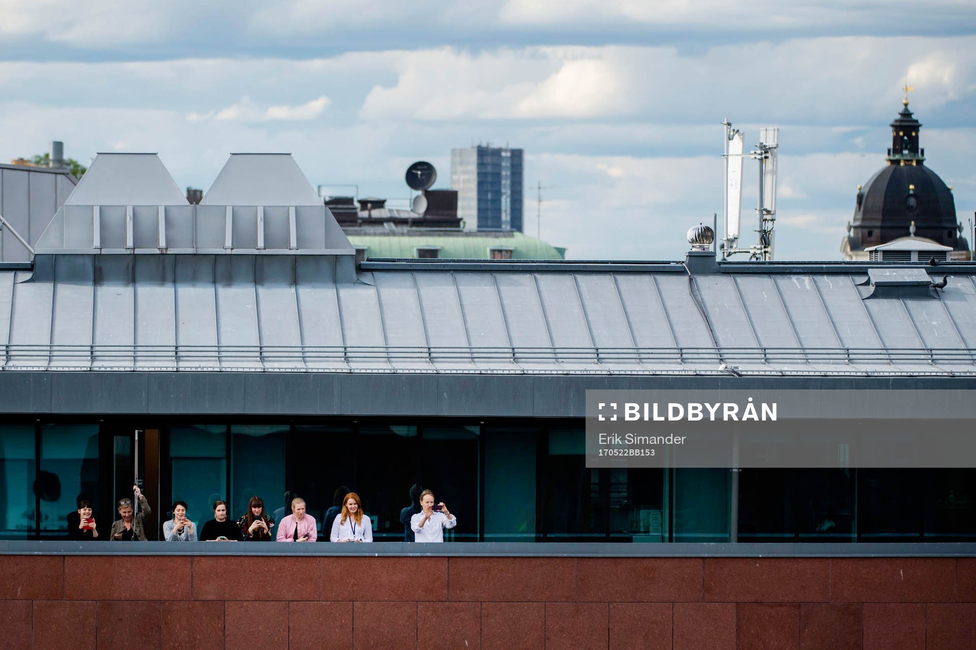Personer samlas vid Sergels torg när Sveriges landslag i