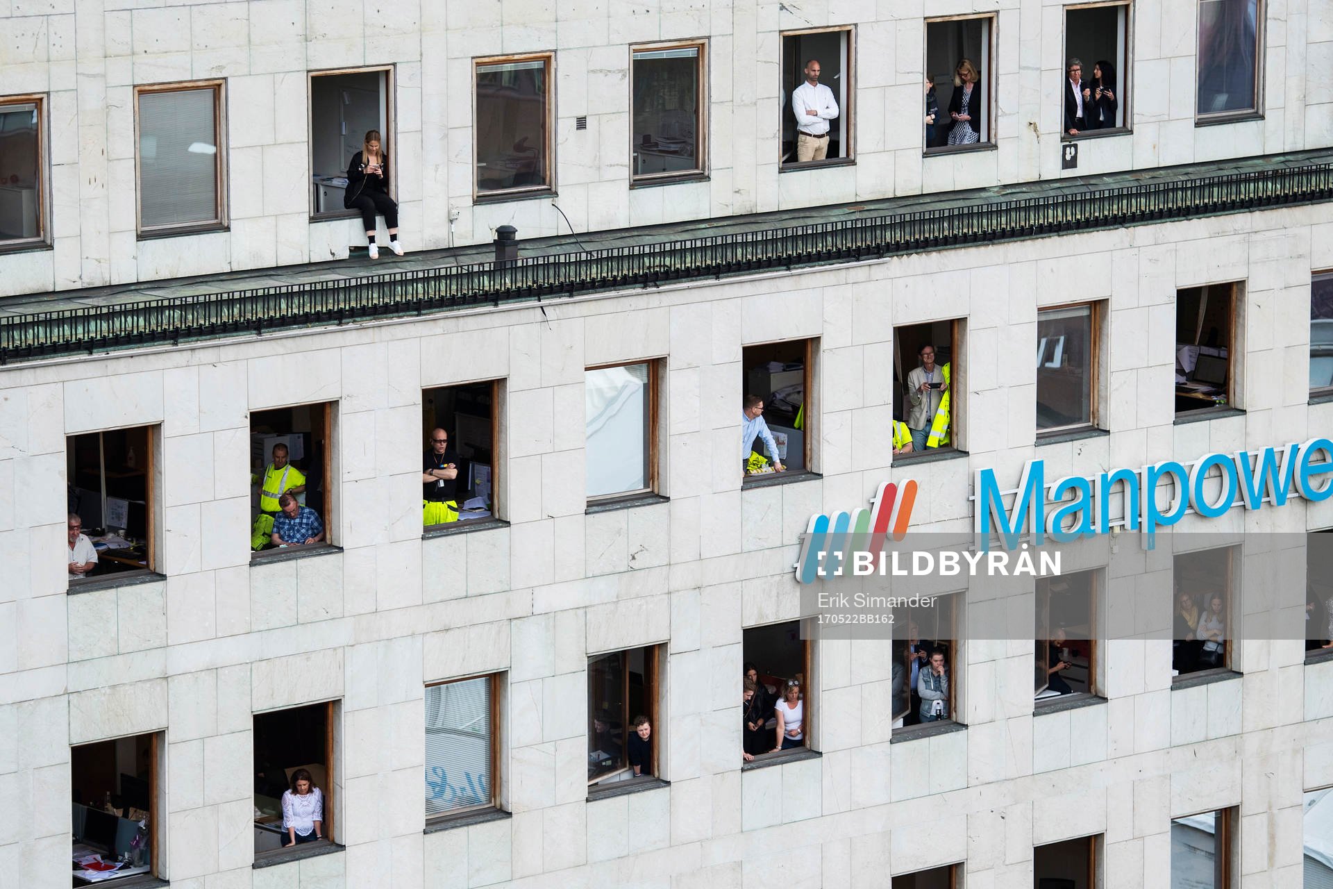 Personer följer händelserna på Sergels torg när