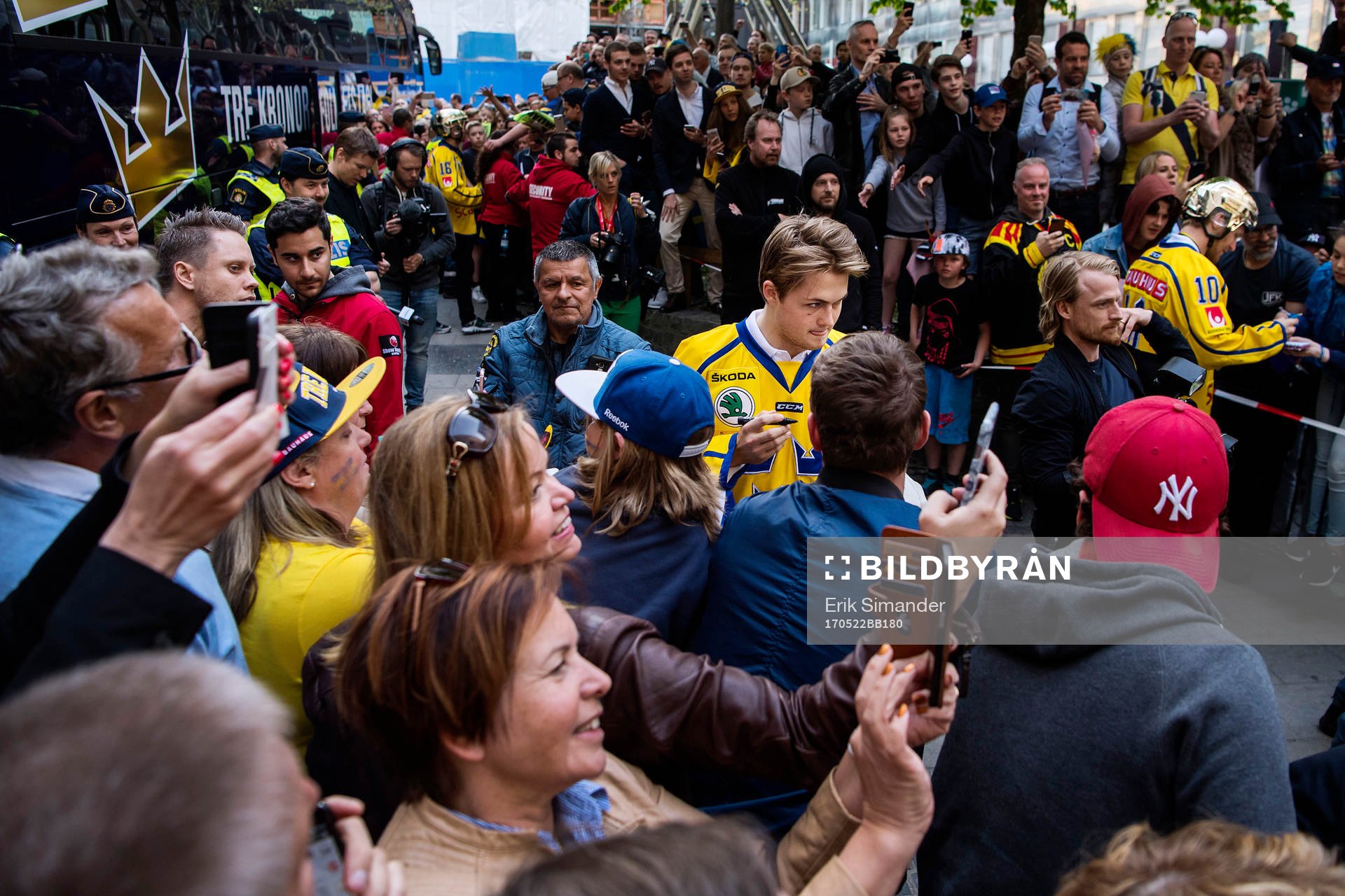 William Nylander signerar autografer vid Sergels torg när