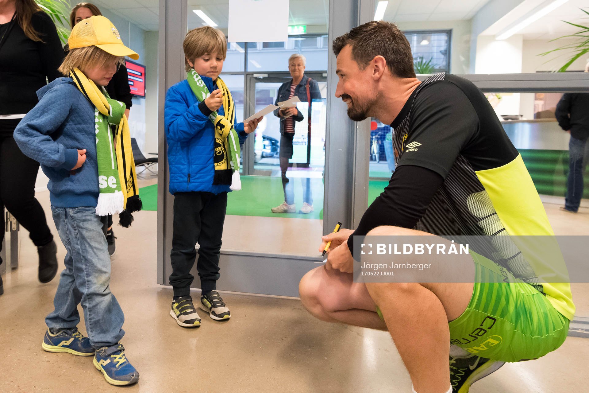Elfsborgs målvakt Kevin Stuhr Ellegaard skriver autografer