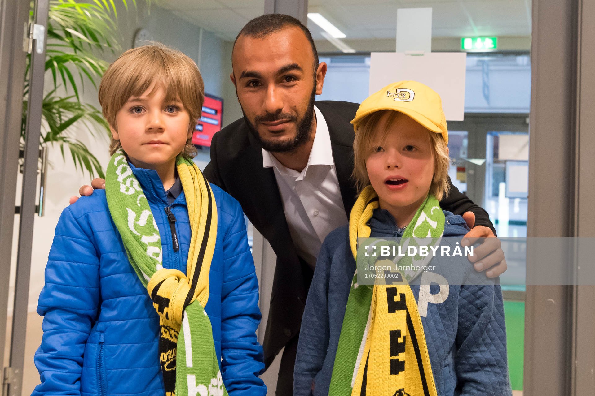 Elfsborgs Issam Jebali poserar med vinnare av BT-soffan