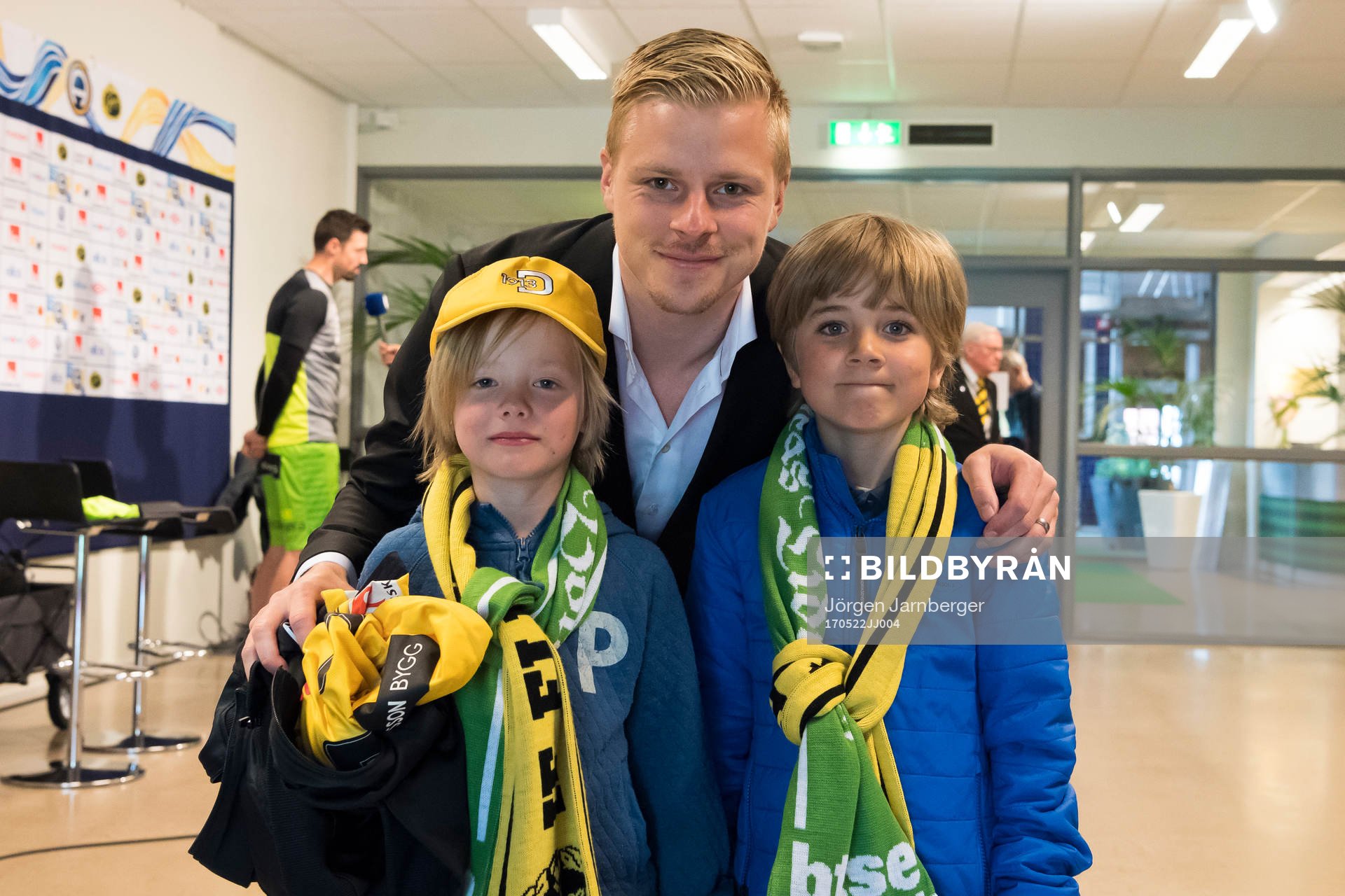 Elfsborgs Per Frick poserar med vinnare av BT-soffan innan