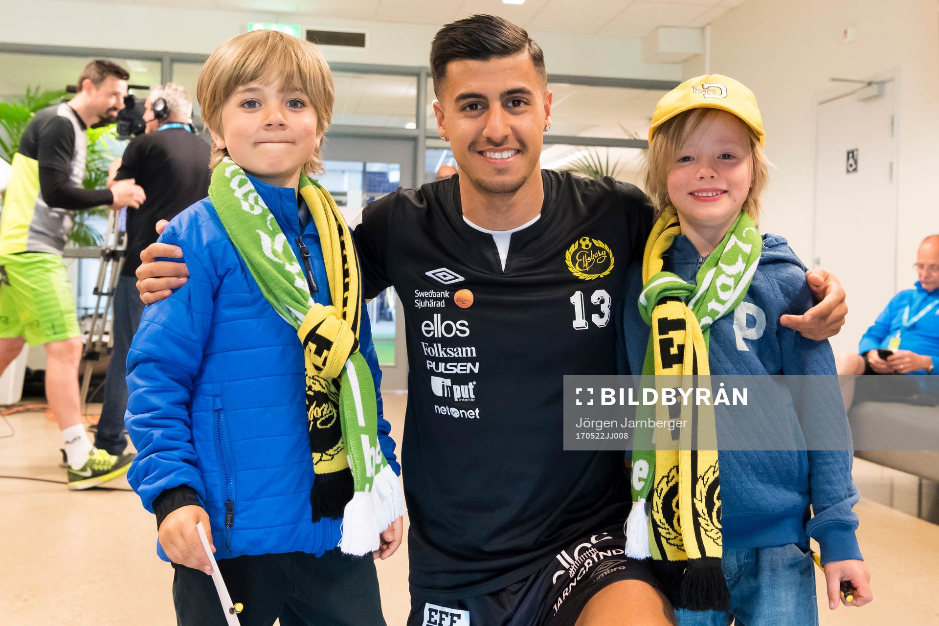 Elfsborgs Rami Kaib poserar med vinnare av BT-soffan innan