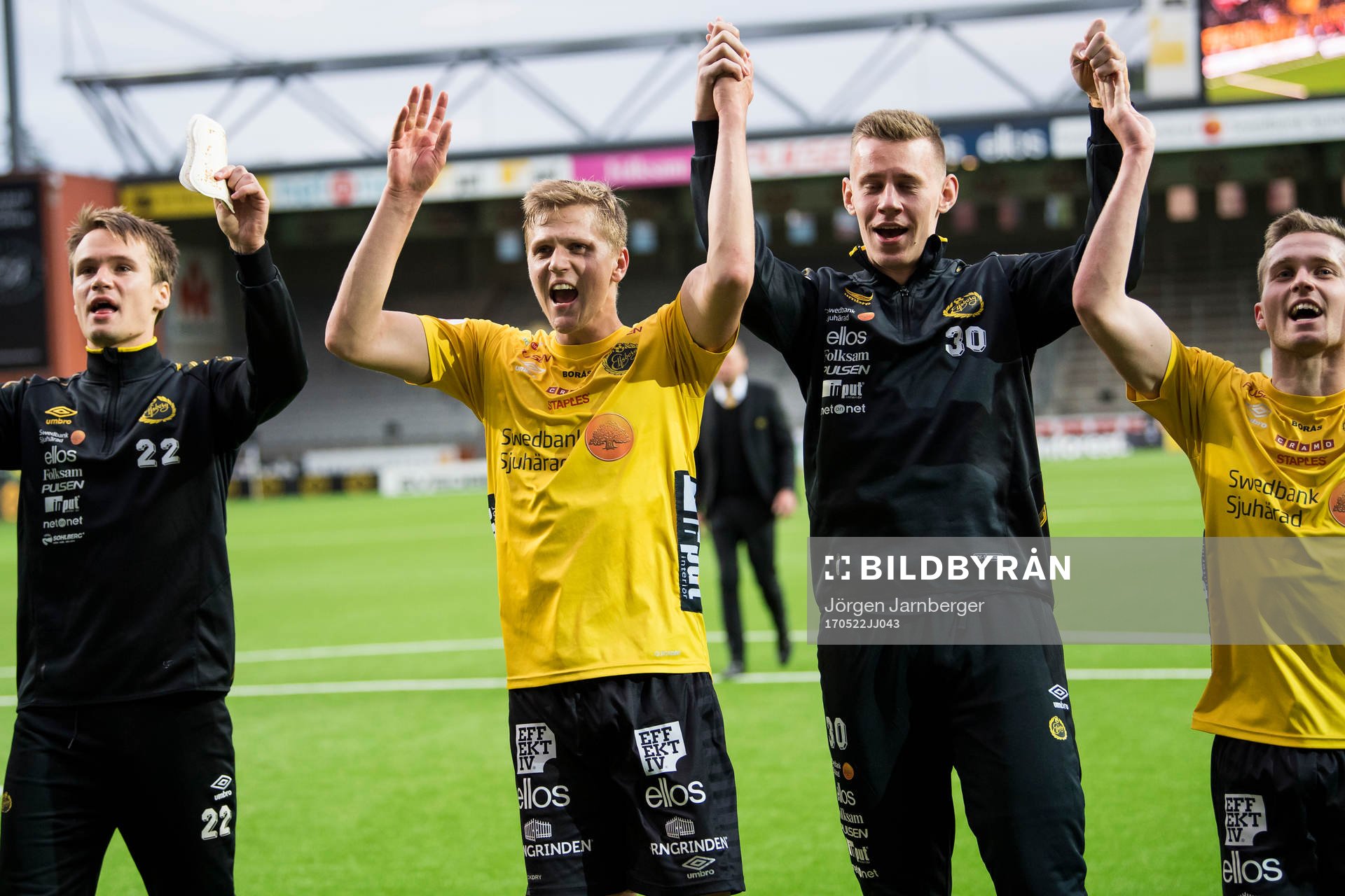 Elfsborgs Joakim Nilsson, Viktor Prodell och målvakt David Olsson jublar efter fotbollsmatchen i Allsvenskan mellan Elfsborg och Jönköping den 22 maj 2017 i Borås.
