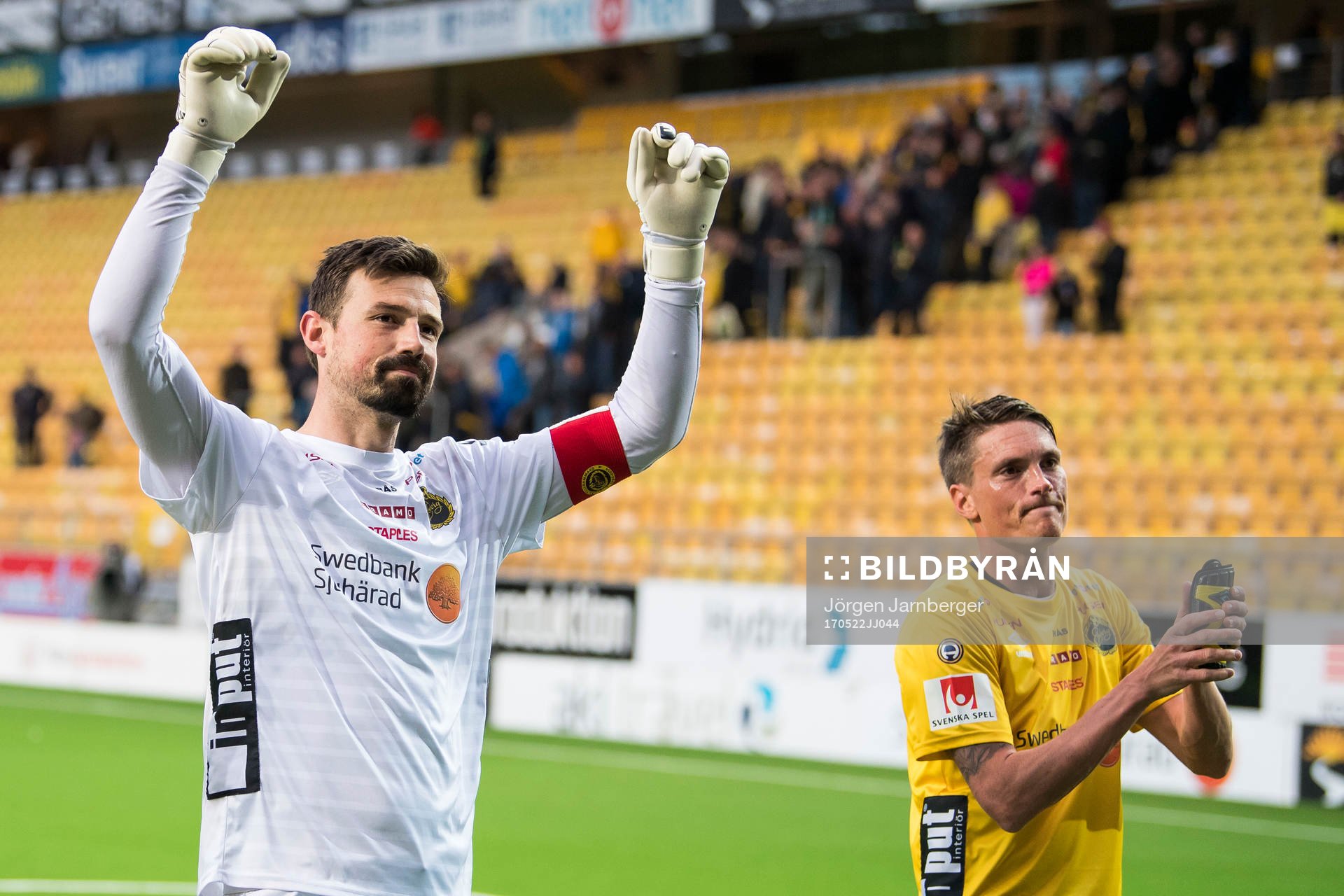 Elfsborgs målvakt Kevin Stuhr Ellegaard jublar ihop med Jesper Karlsson och Lasse Nilsson efter fotbollsmatchen i Allsvenskan mellan Elfsborg och Jönköping den 22 maj 2017 i Borås.