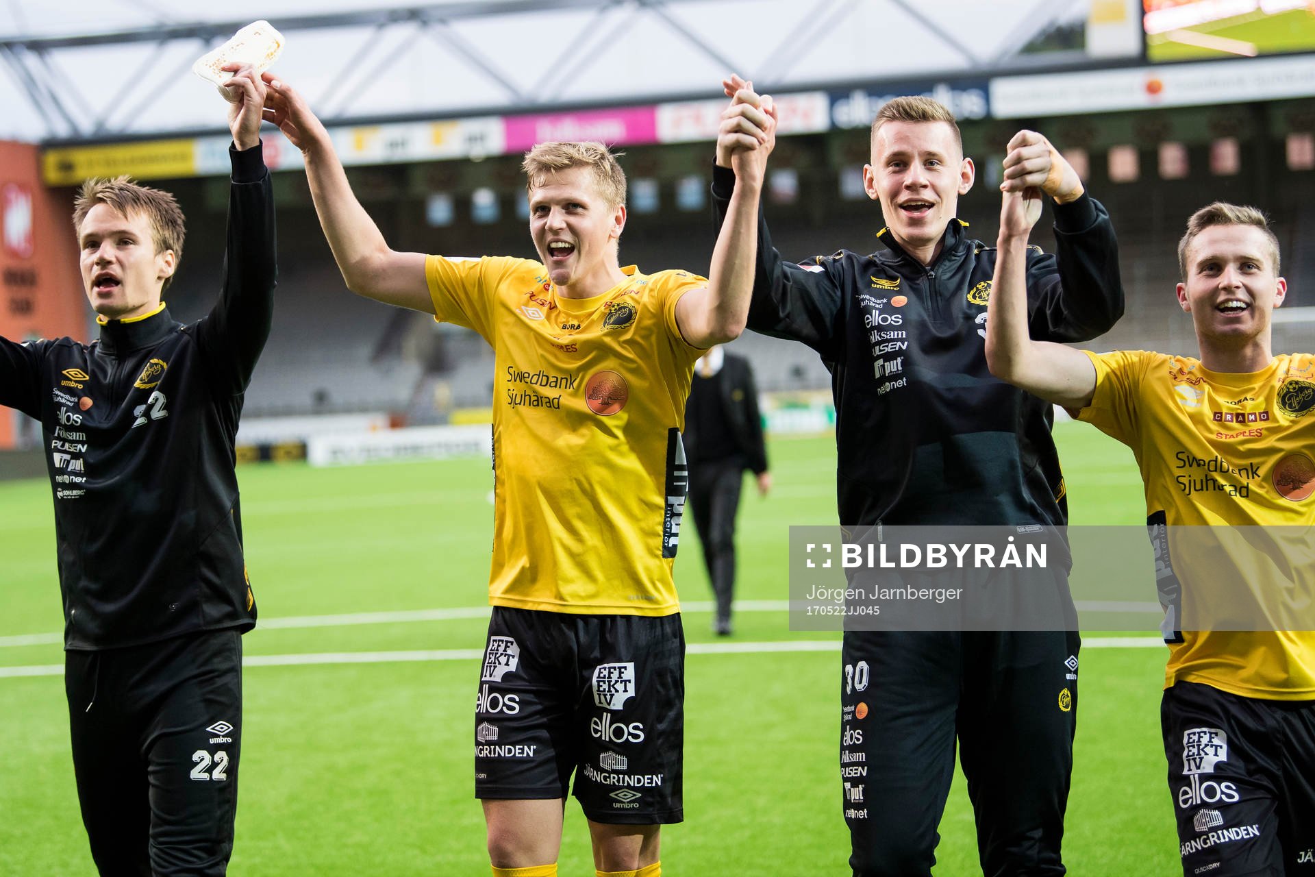 Elfsborgs Viktor Prodell, Joakim Nilsson, målvakt David Olsson och Adam Lundqvist jublar efter fotbollsmatchen i Allsvenskan mellan Elfsborg och Jönköping den 22 maj 2017 i Borås.