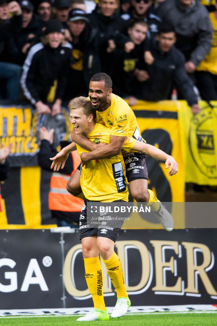 Elfsborgs Joakim Nilsson jublar med Alex Dyer