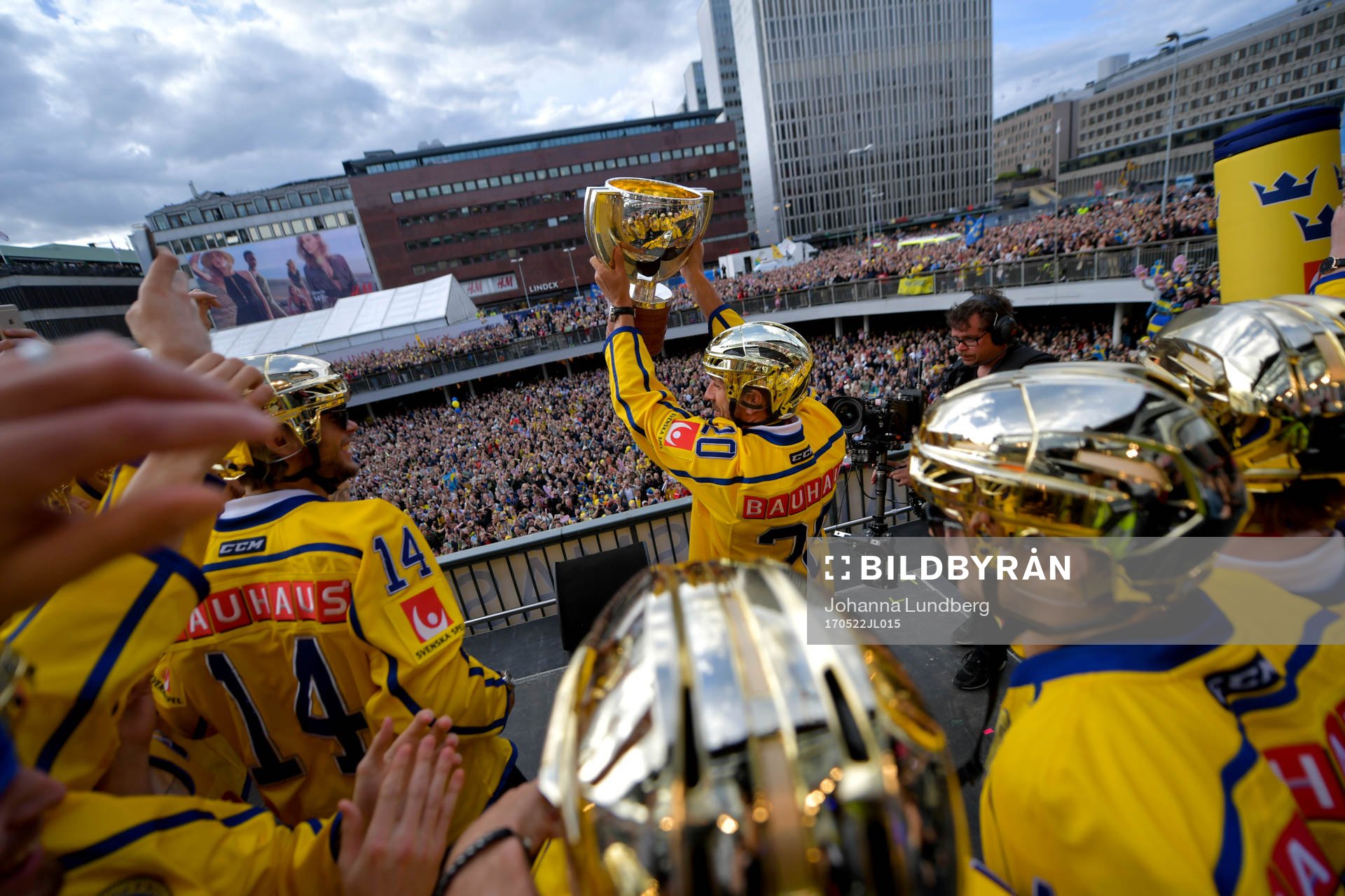 Joel Lundqvist med pokalen på Sergels torg när Sveriges