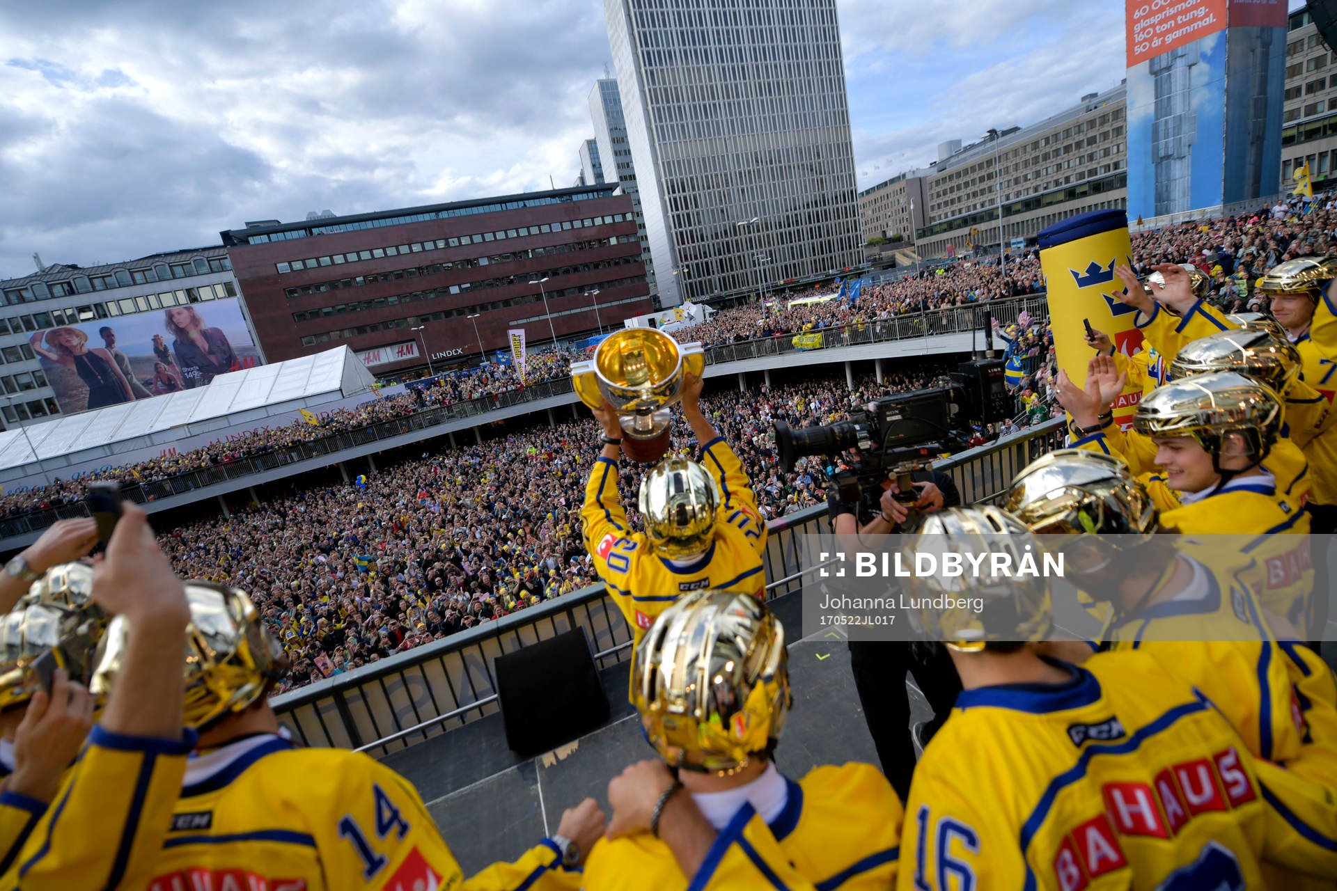 Joel Lundqvist med pokalen på Sergels torg när Sveriges