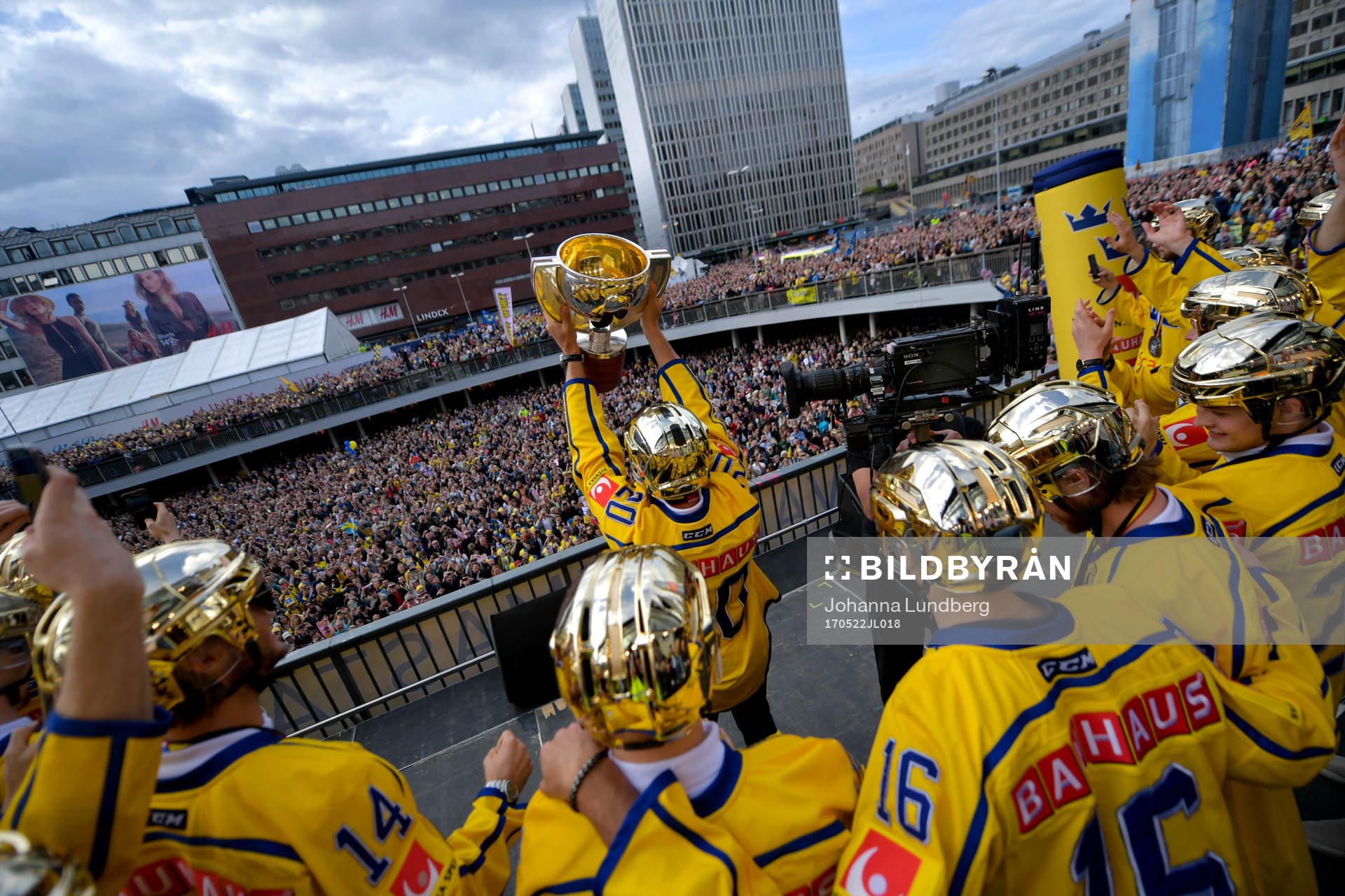 Joel Lundqvist med pokalen på Sergels torg när Sveriges