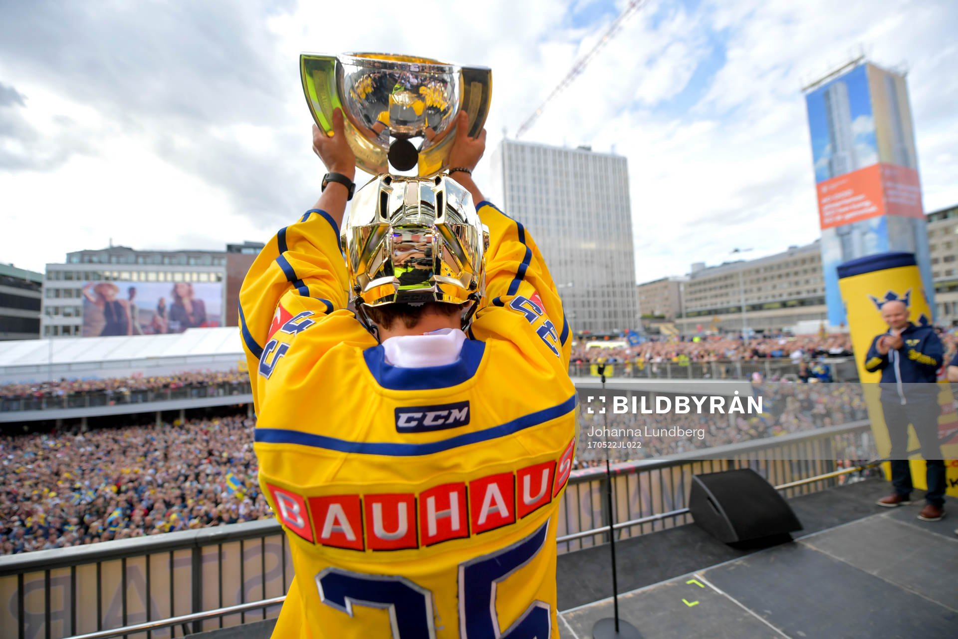 målvakt Henrik Lundqvist med pokalen på Sergels torg när