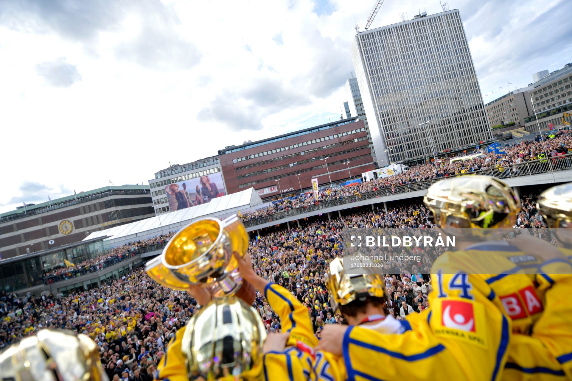 Sergels torg när Sveriges landslag i ishockey hyllas