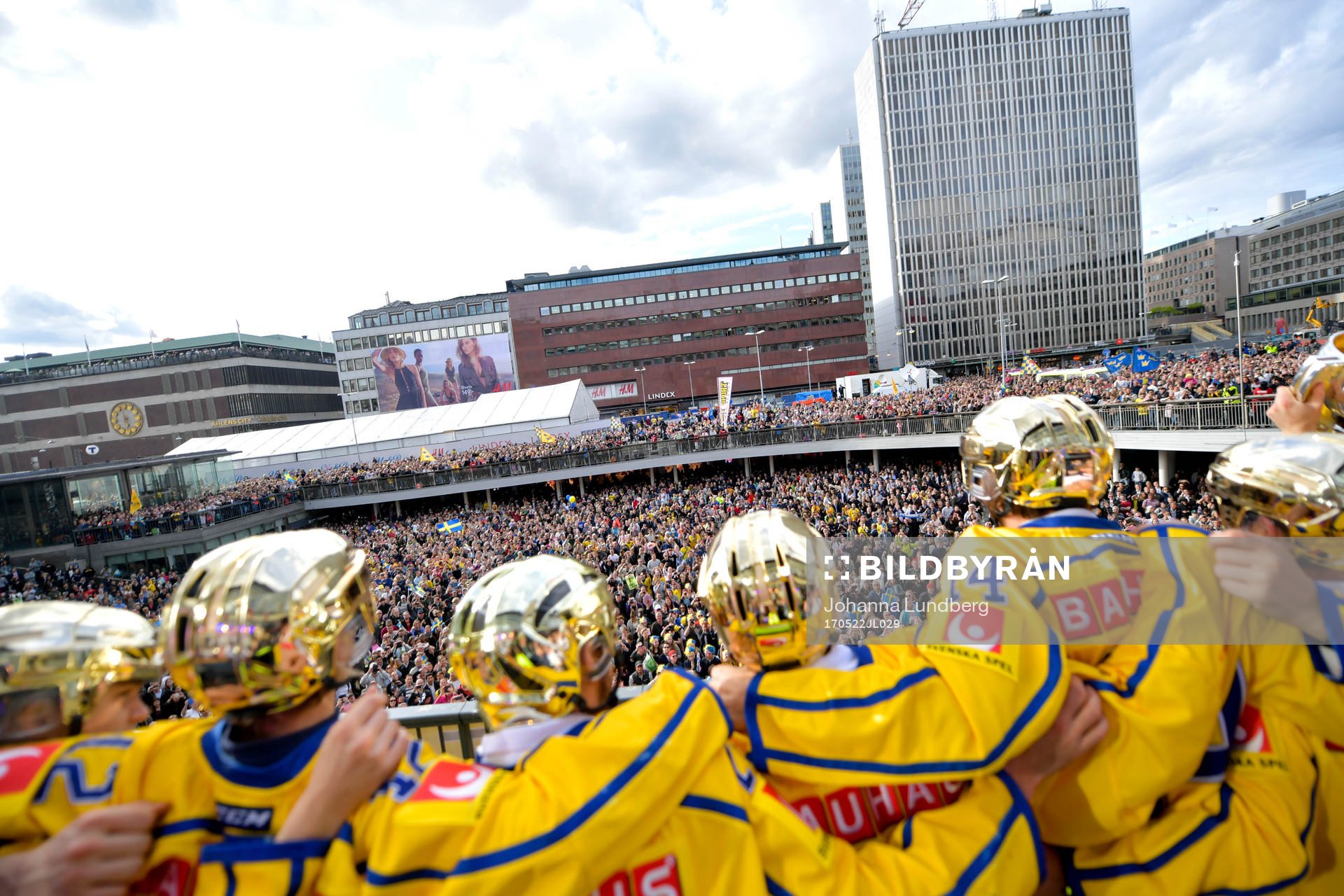 Sergels torg när Sveriges landslag i ishockey hyllas