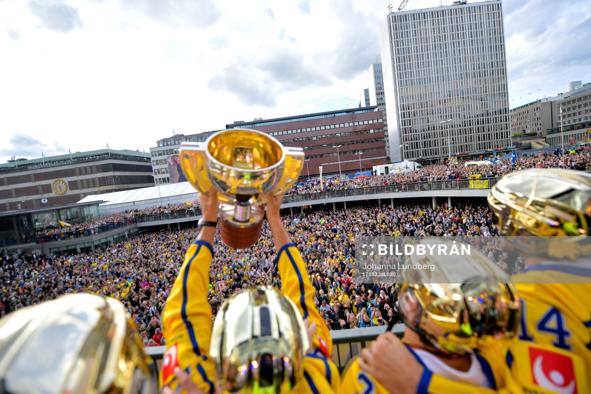 Pokalen på Sergels torg när Sveriges landslag i ishockey