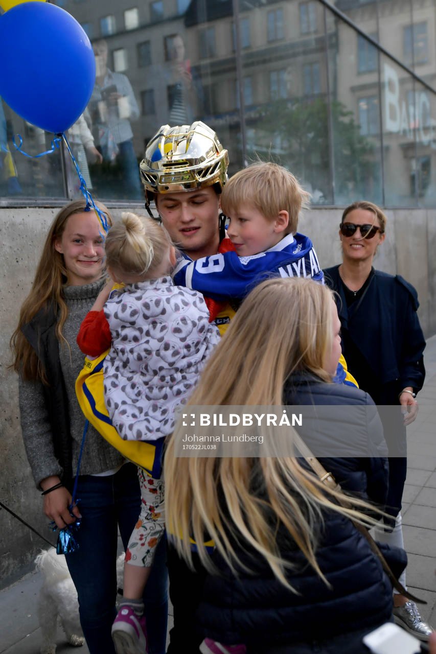 William Nylander med familj på Sergels torg när Sveriges