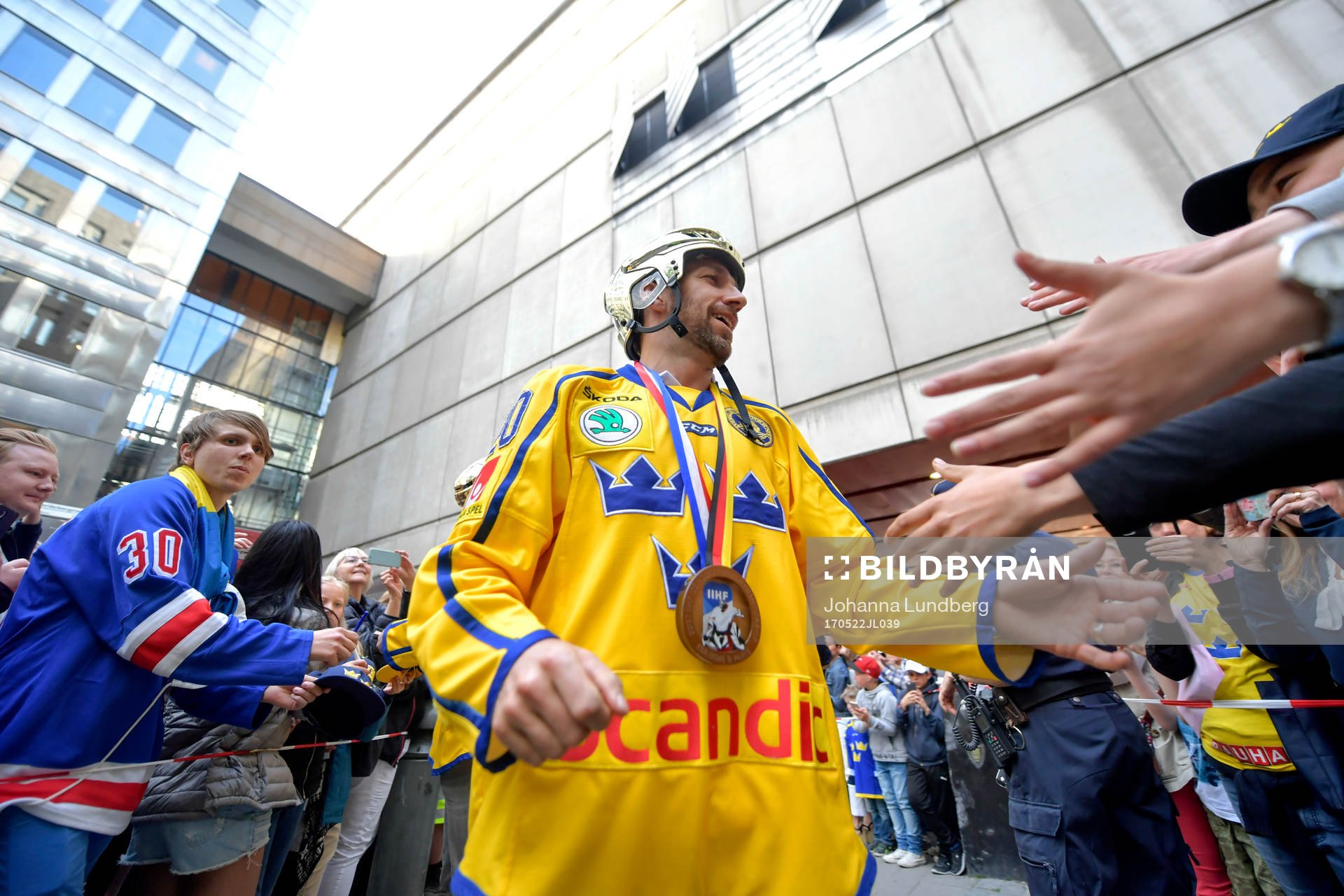 Joel Lundqvist hälsar på fansen på Sergels torg när