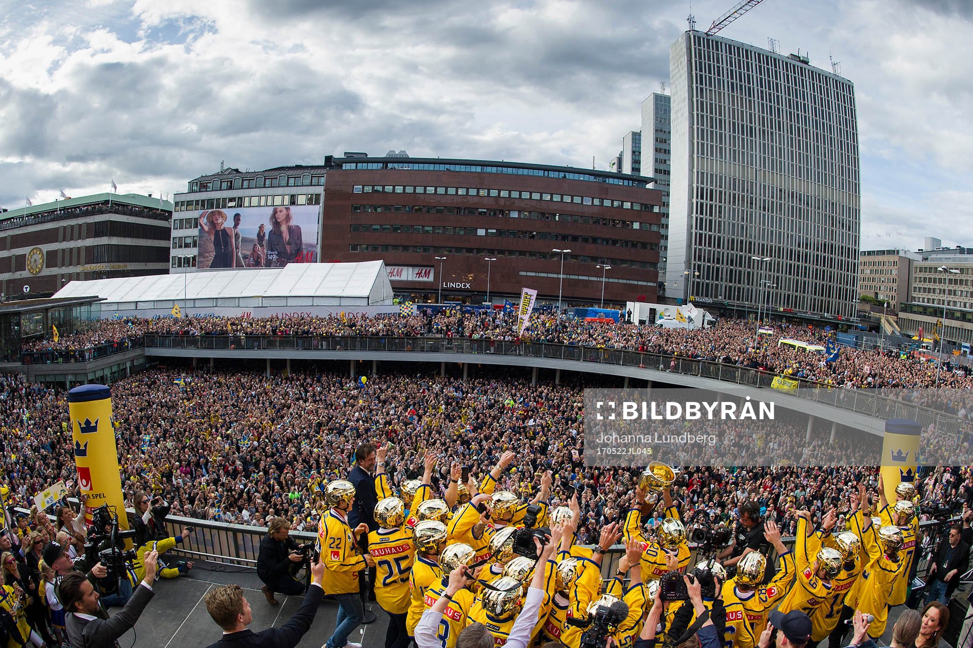 Sveriges spelare jublar med pokalen på Sergels torg när