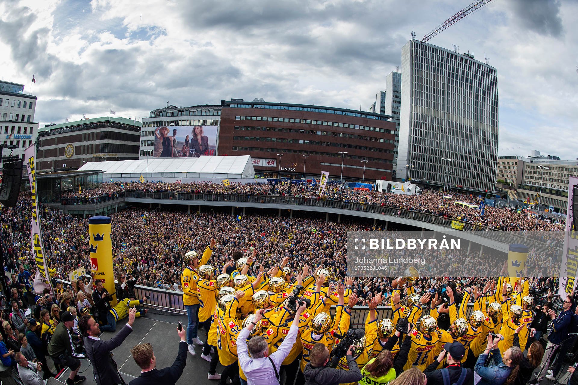 Sveriges spelare jublar med pokalen på Sergels torg när
