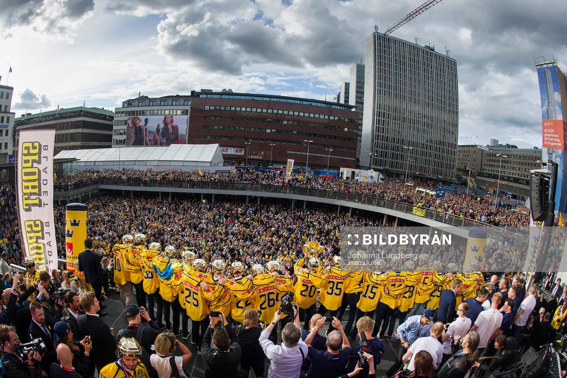 Sveriges spelare jublar med pokalen på Sergels torg när