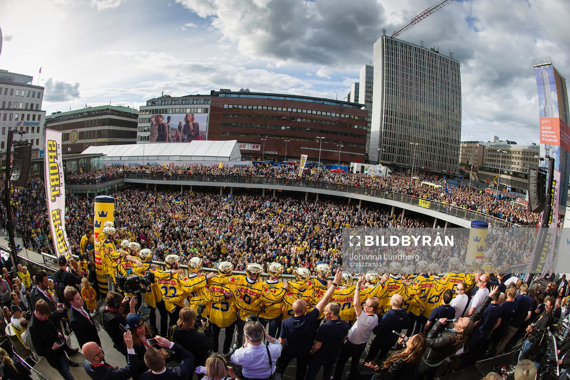 Sveriges spelare jublar med pokalen på Sergels torg när