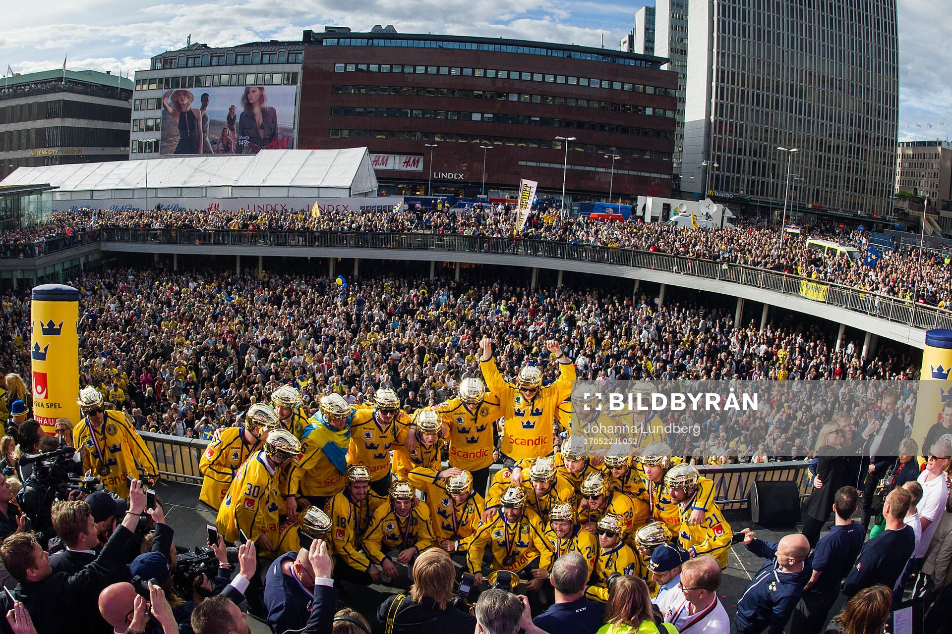Sveriges spelare jublar med pokalen på Sergels torg när