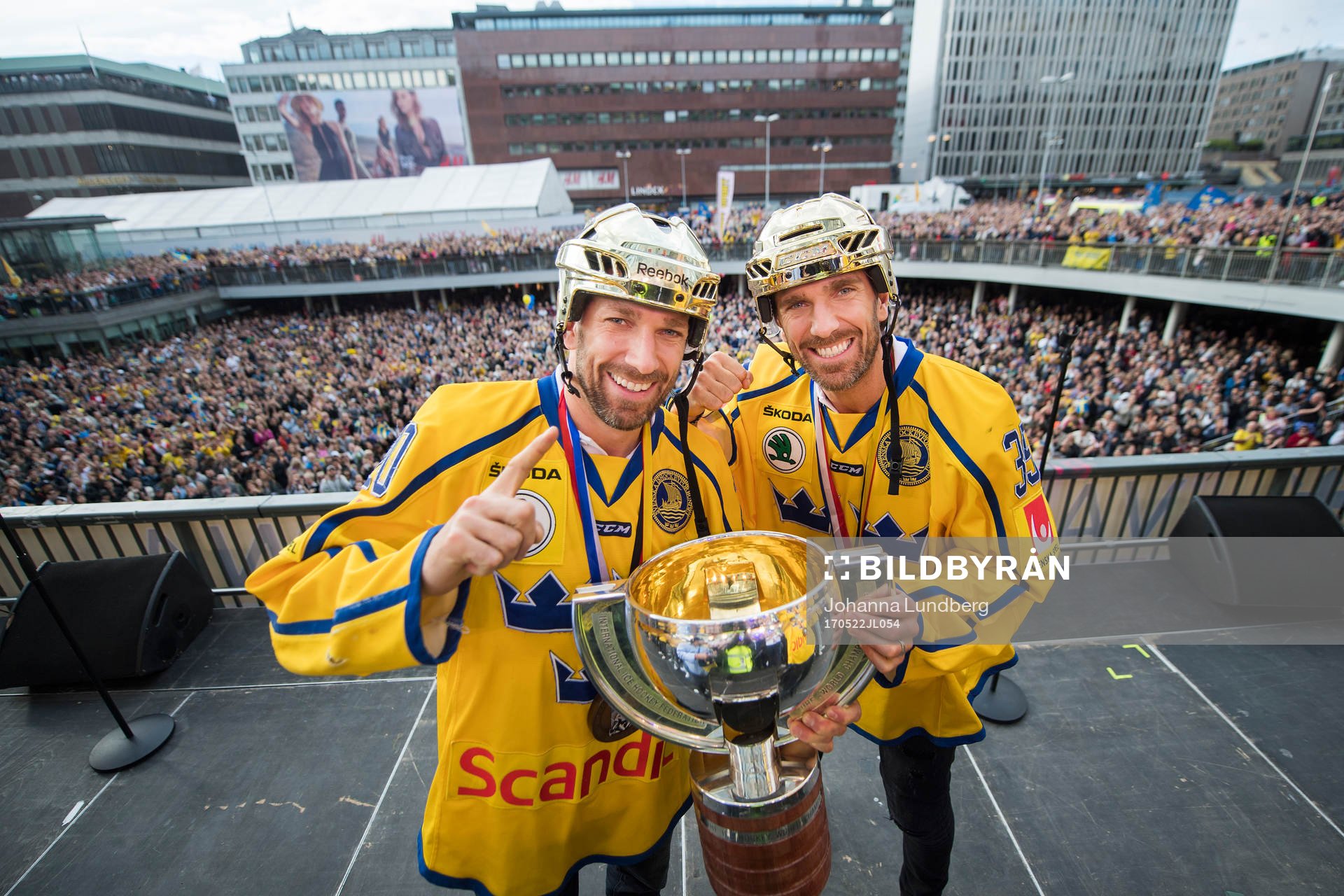 Joel Lundqvist och målvakt Henrik Lundqvist med pokalen